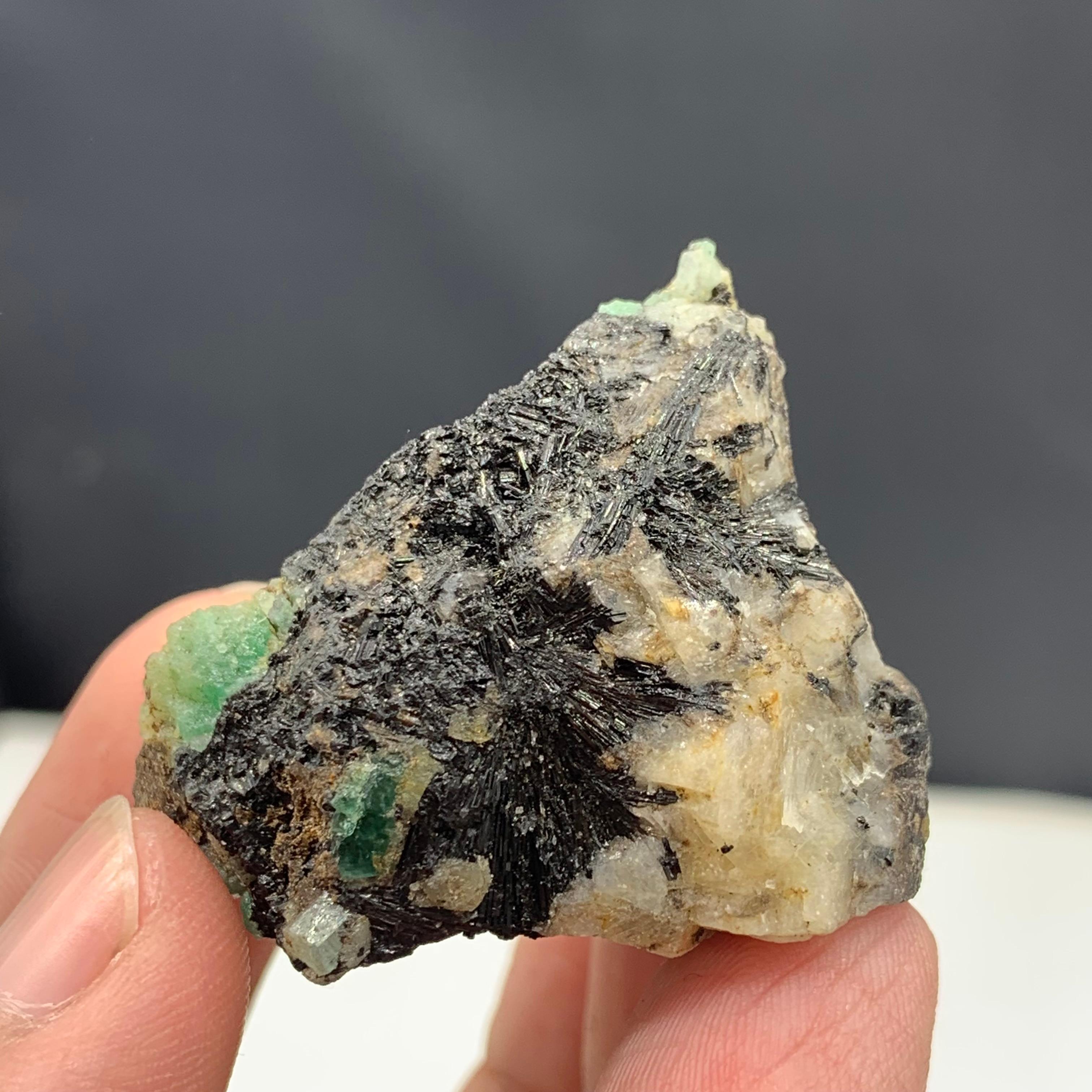 31.50 Gram Gorgeous Emerald Specimen From Chitral, Pakistan  In Good Condition For Sale In Peshawar, PK