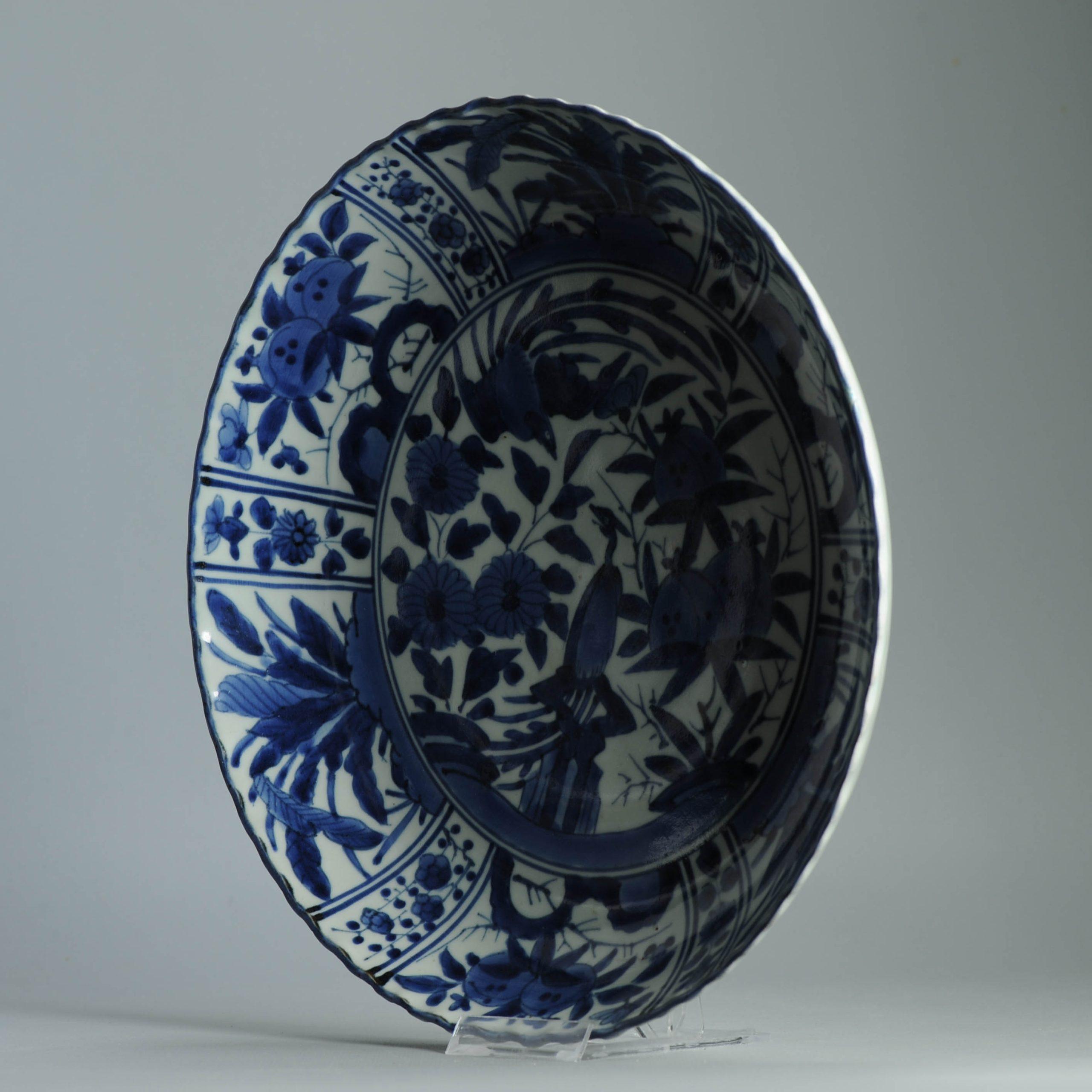 Beschreibung
Wir teilen mit Ihnen dieses sehr schöne Beispiel aus der Edo-Periode, 1680-1700. Mit einer Garten-Blumen-Vogel-Szene im Stil der chinesischen Wanli-Periode Stücke.

An der Basis mit einer Blume markiert, ungewöhnlich.

Arita-Ware, auch