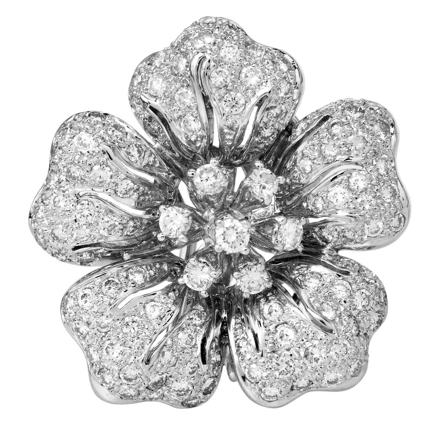 Orecchini a clip Estate, ispirati ai fiori tropicali, con una bellezza e uno splendore infiniti.

Realizzati in oro bianco 18 carati, i petali sono ornati da raffinati diamanti autentici con taglio rotondo, pavé e incastonati, per un peso di circa