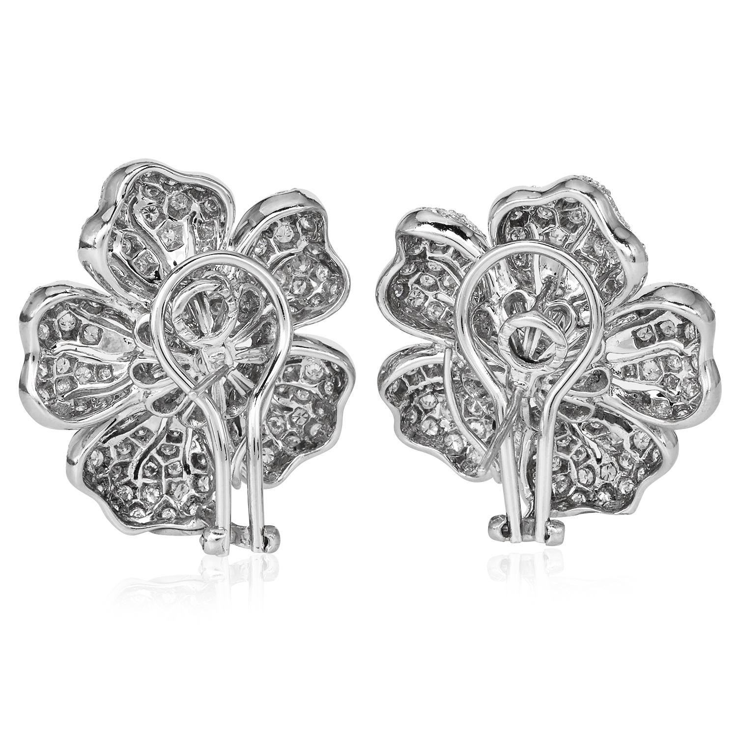3,15cts  Orecchini a clip con diamante e fiore scintillante in oro bianco 18 carati In condizioni ottime in vendita a Miami, FL