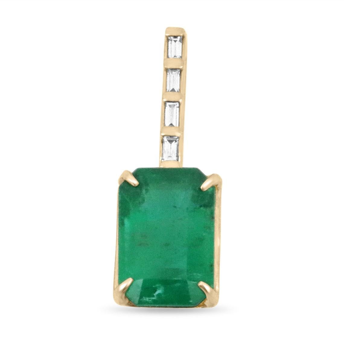 Sehen Sie sich einen bemerkenswerten Anhänger mit Smaragd und Diamanten an. Dieses außergewöhnliche Stück zeigt einen atemberaubenden Smaragd im Smaragdschliff, der aus Sambia stammt. Der Edelstein zeigt eine lebhafte, satte grüne Farbe mit