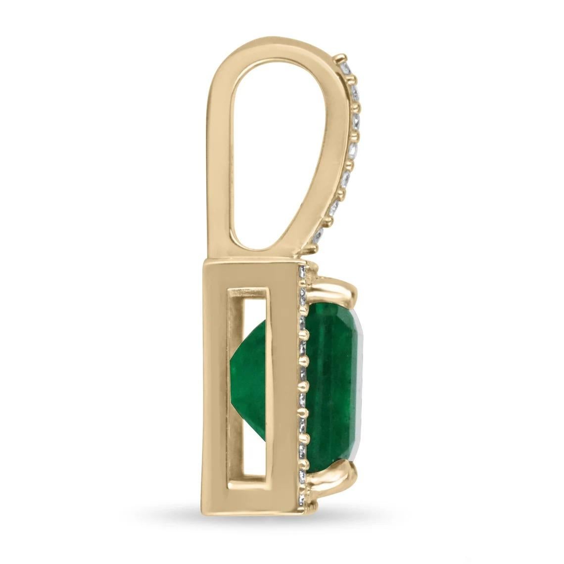 Ausgestellt ist eine atemberaubende Asscher cut Smaragd und Diamant Halo Halskette in 14K Gold. Der Anhänger ist mit einem tiefgrünen Smaragd im Asscher-Schliff verziert. Der Smaragd ist von zahlreichen natürlichen, runden, weißen Brillanten