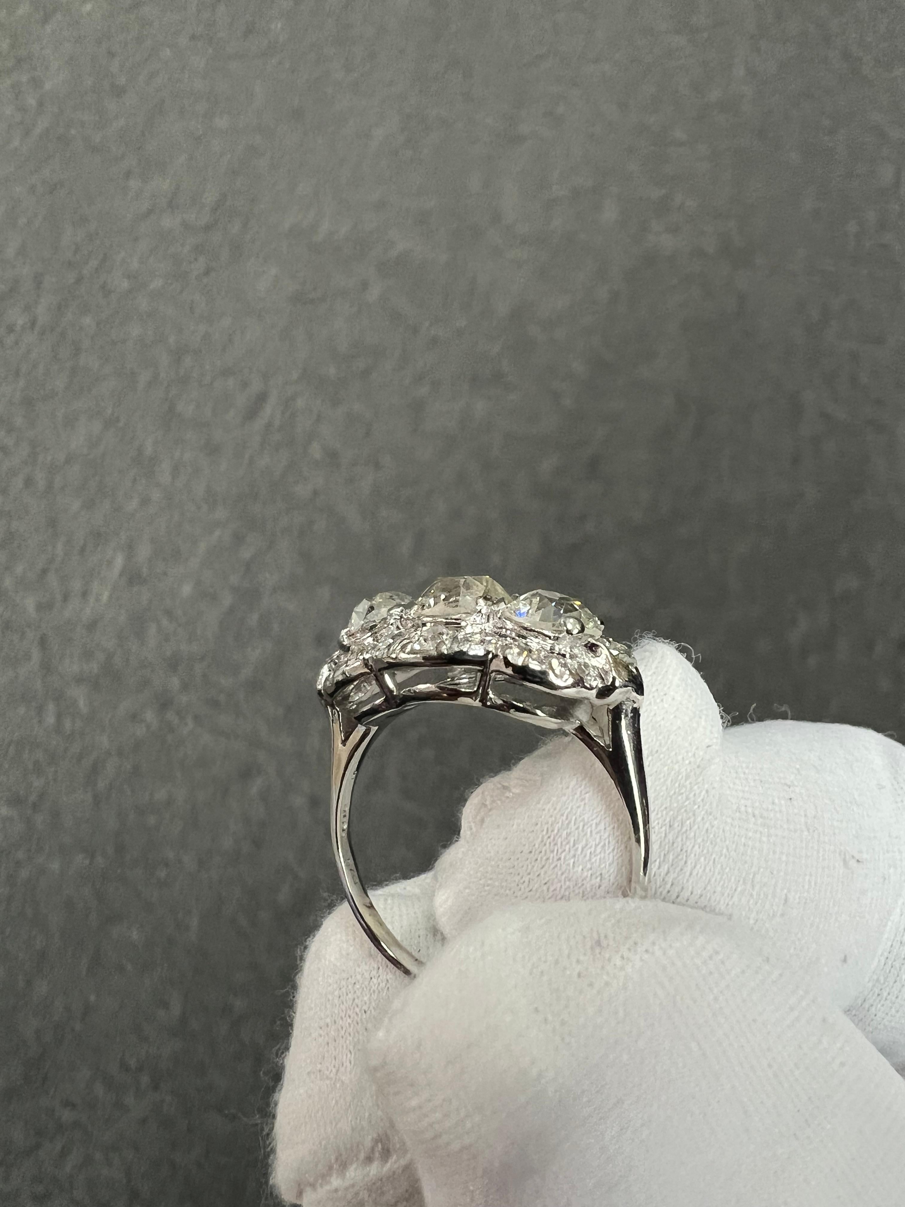 3,16 Karat Edwardian Old Mine Cut Diamond Three Stone Platinum Ring CIRCA 1910 im Angebot 11