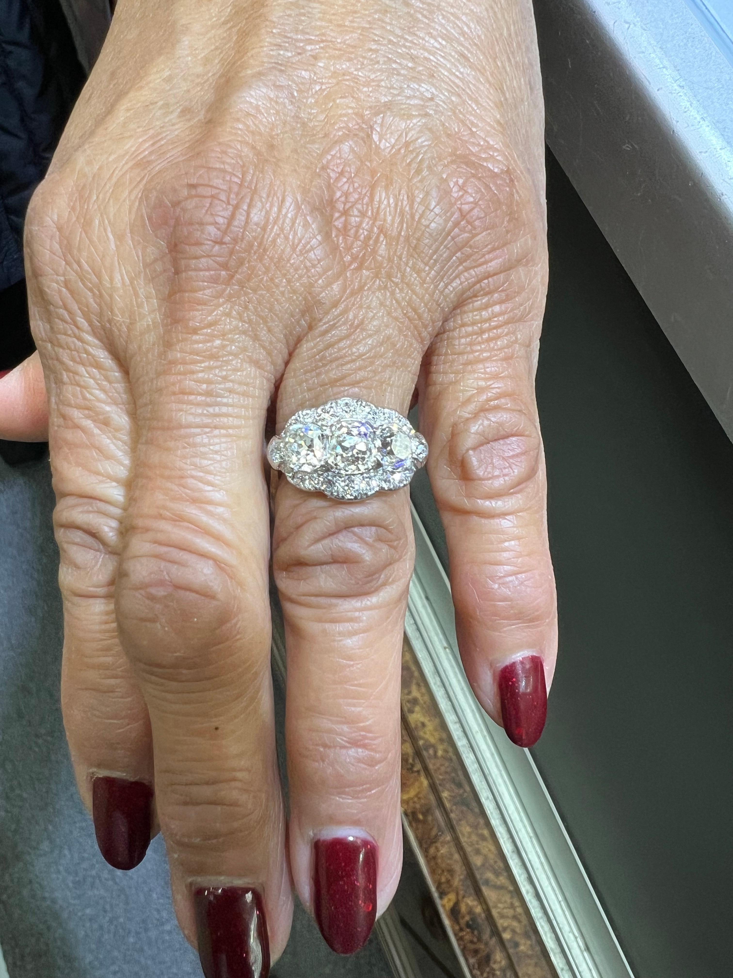 3,16 Karat Edwardian Old Mine Cut Diamond drei Stein Platin Ring, um 1910.

Die Edwardianische Ära, die von 1901 bis 1910 dauerte, ist bekannt für ihre aufwändige Handwerkskunst und ihr elegantes Schmuckdesign. Ein bemerkenswertes Beispiel für diese