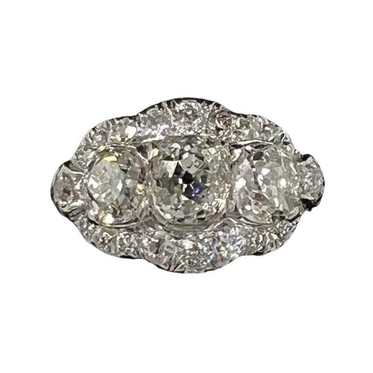 Anello di platino a tre pietre con diamante Old Mine Cut da 3,16 carati di Edwardiano Circa 1910 in vendita