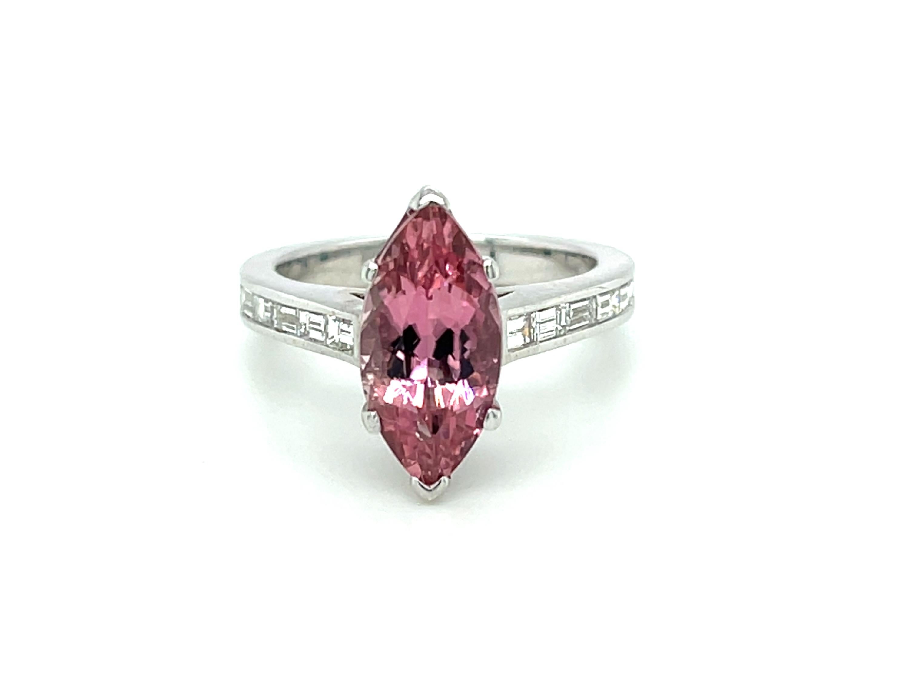 Questo bellissimo anello con tormalina e diamanti presenta una scintillante tormalina rosa a forma di marquise da 3,16 carati con baguette di diamanti incastonati in oro bianco 18 carati. La tormalina ha una bella forma allungata e uno splendido
