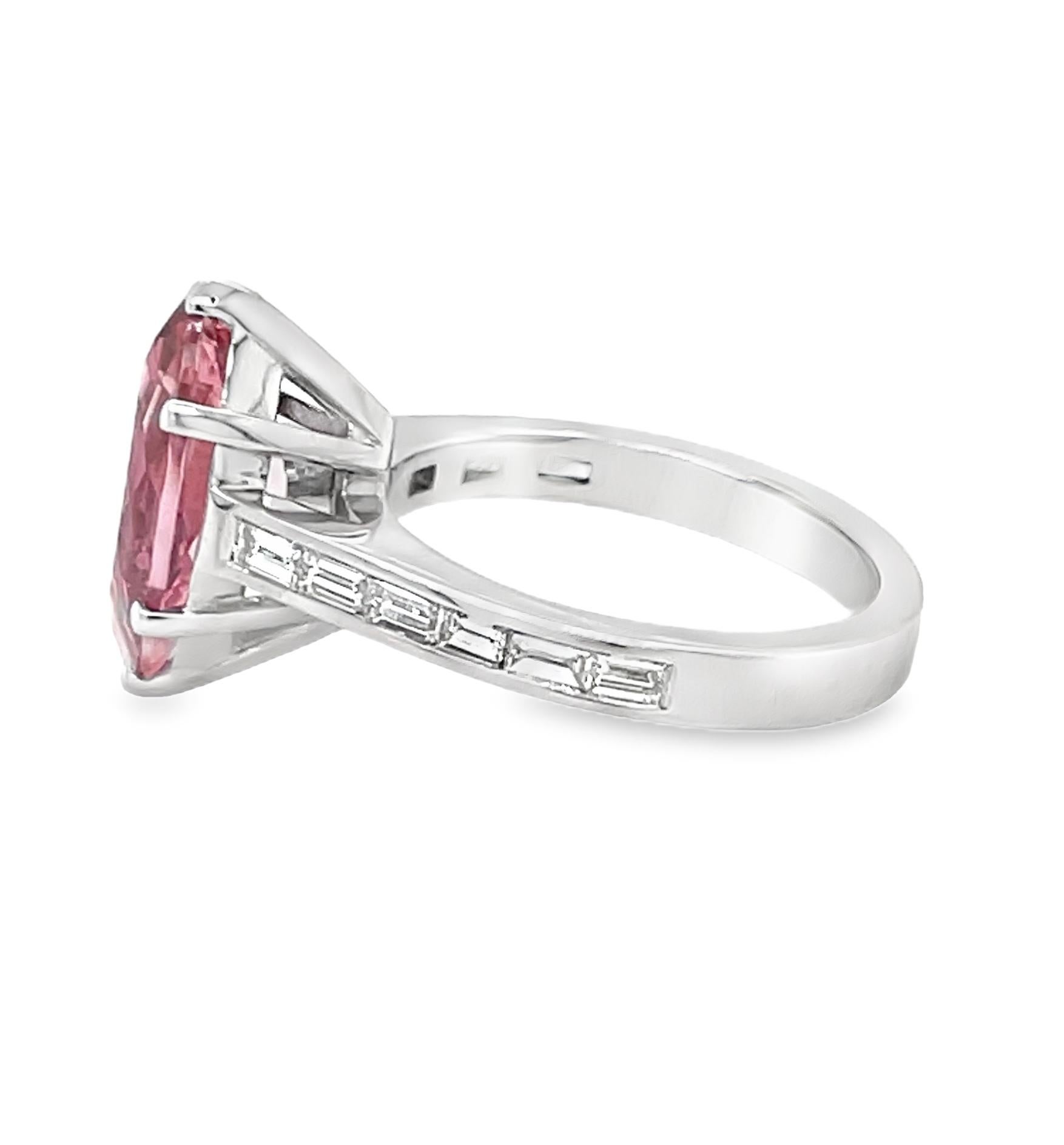 Artigiano Anello con tormalina rosa marquise e diamanti da 3,16 carati in oro bianco 18 carati in vendita