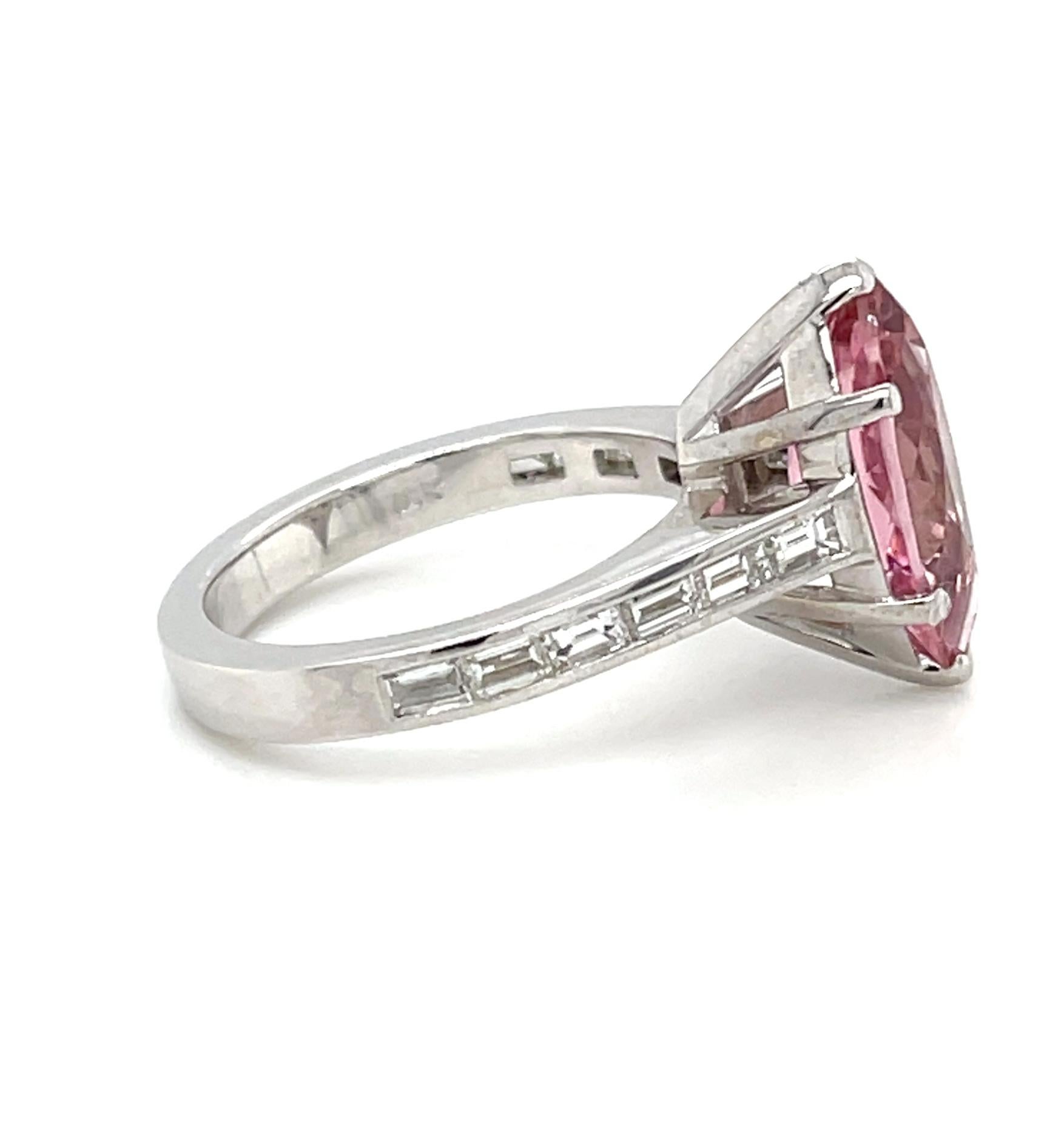 Taglio marquise Anello con tormalina rosa marquise e diamanti da 3,16 carati in oro bianco 18 carati in vendita