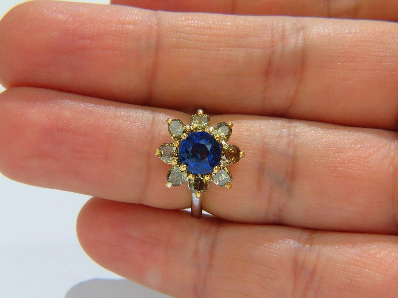 3.16 Carat Natural Royal Blue Round Sapphire Fancy Color Diamonds Cluster Ring In New Condition For Sale In New York, NY