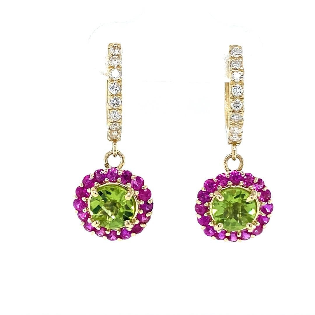 Pendants d'oreilles en or jaune avec péridot, saphir et diamant de 3,16 carats

Ces jolies boucles d'oreille ont 2 péridots ronds qui pèsent 1.83 carats, entourés de 32 saphirs roses ronds qui pèsent 1.06 carats et accentués par 16 diamants ronds