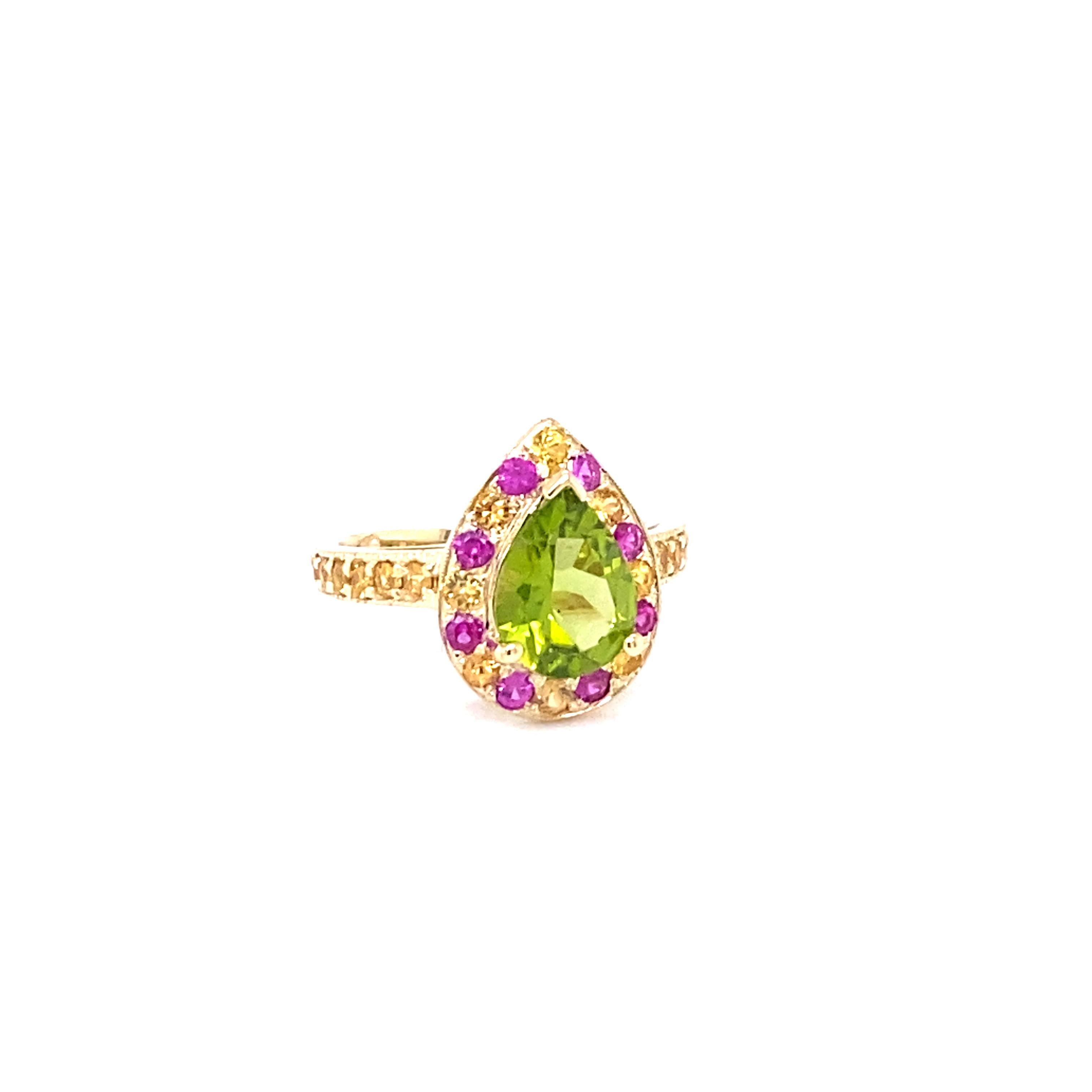 Contemporary 3.16 Carat Peridot Sapphire Yellow Gold Engagement Ring For Sale