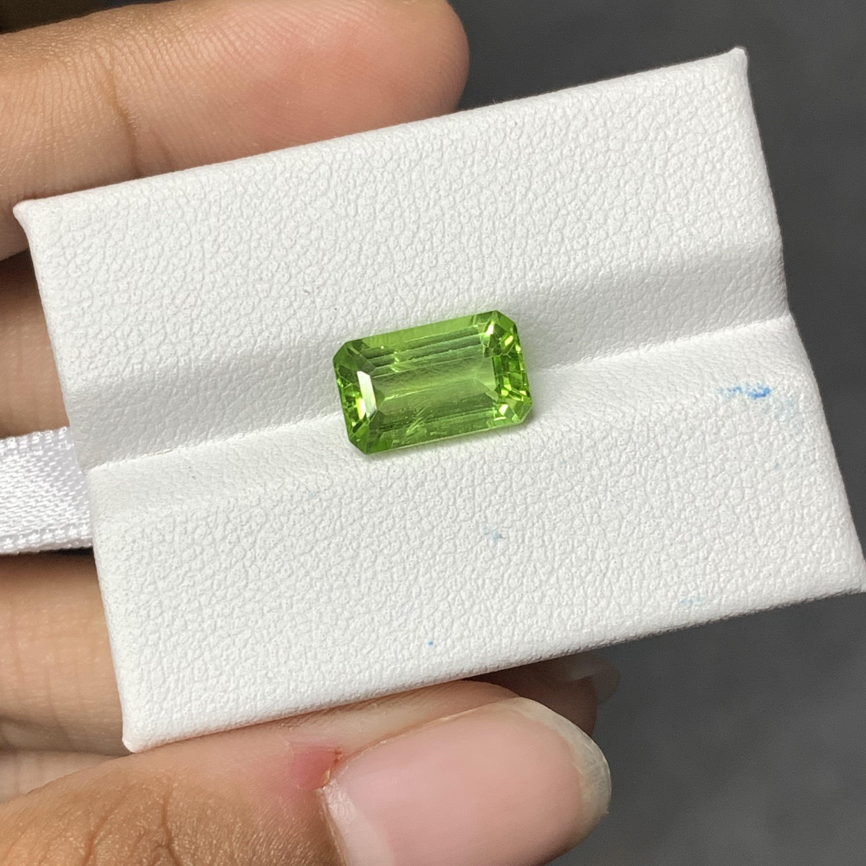 Ein hypnotisierender, länglicher Smaragd-Schliff  3.16 Karat Peridot Stein, der einen herrlichen Farbton von lebhaftem Grün hat.  Es ist völlig natürlich und von guter Qualität. 

Die Maße des Peridots sind 10,86 x 6,17 x 4,70 mm

Wenn Sie ein