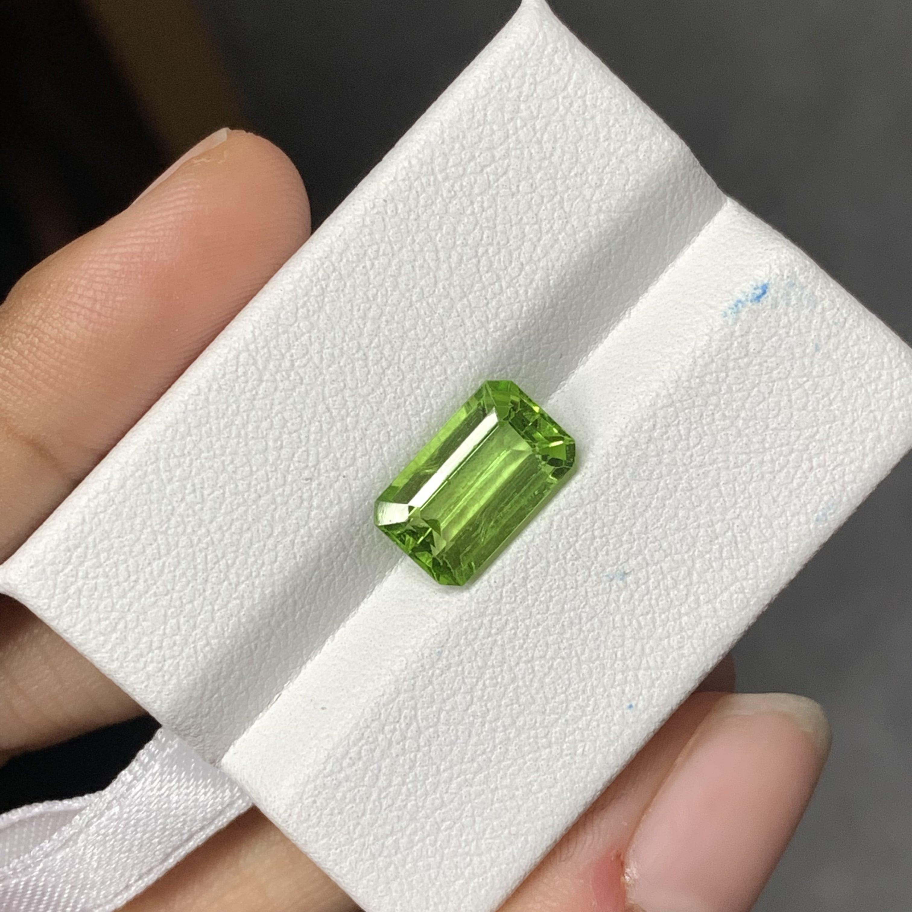 3.16 Karat Reiner Grüner Peridot im Smaragdschliff Edelstein im Zustand „Neu“ in Bangkok, TH