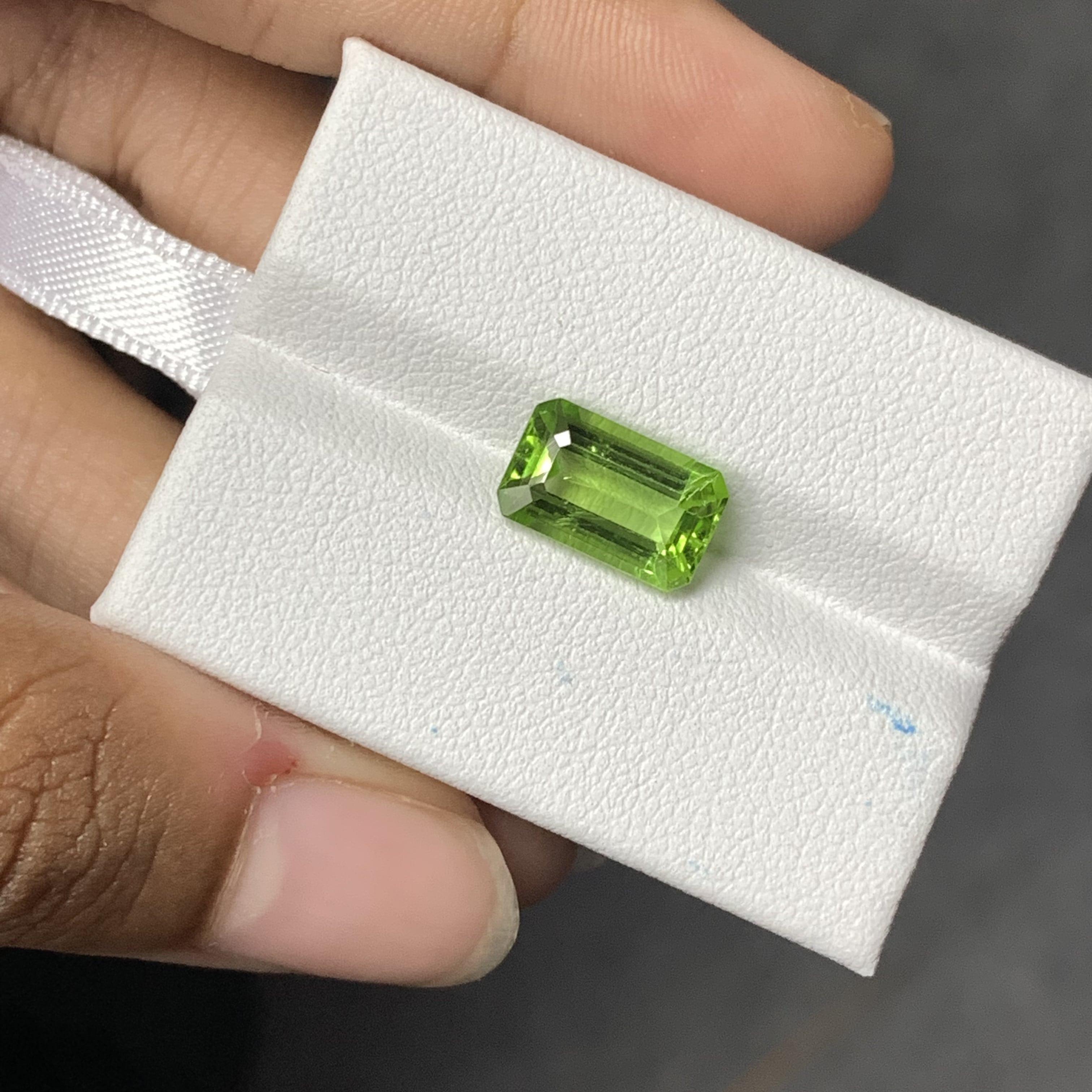 3.16 Carat Pure Green Elongated Emerald-cut Peridot Gemstone In New Condition In Bangkok, TH