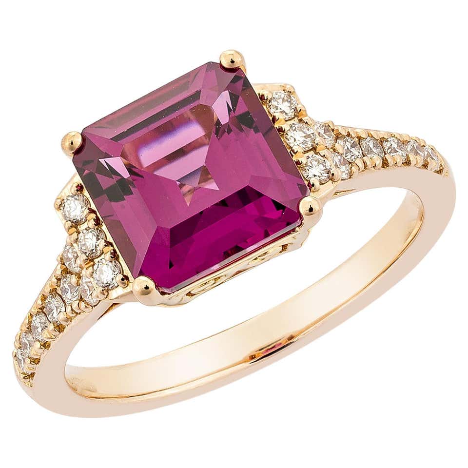 grenat rhodolite rose vif violacé 1,63 carat, taille ovale, pierre grenat rhodolite rose vif violacé 1,63 carat, taille ovale, pierre
