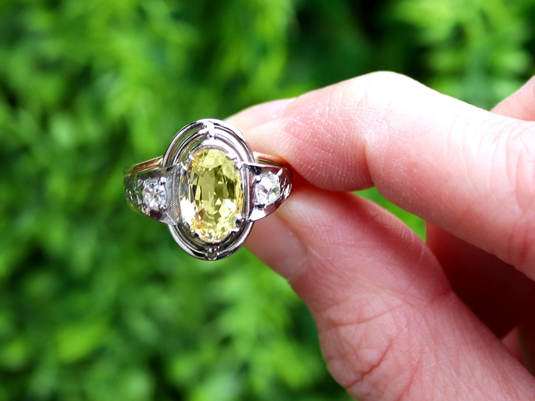 Magnifique bague ancienne en or jaune 18 carats et or blanc 18 carats, composée d'un saphir jaune de 3,16 carats et d'un diamant de 0,40 carat. Cette bague fait partie de notre gamme de bagues en saphir jaune.

Cette étonnante, fine et