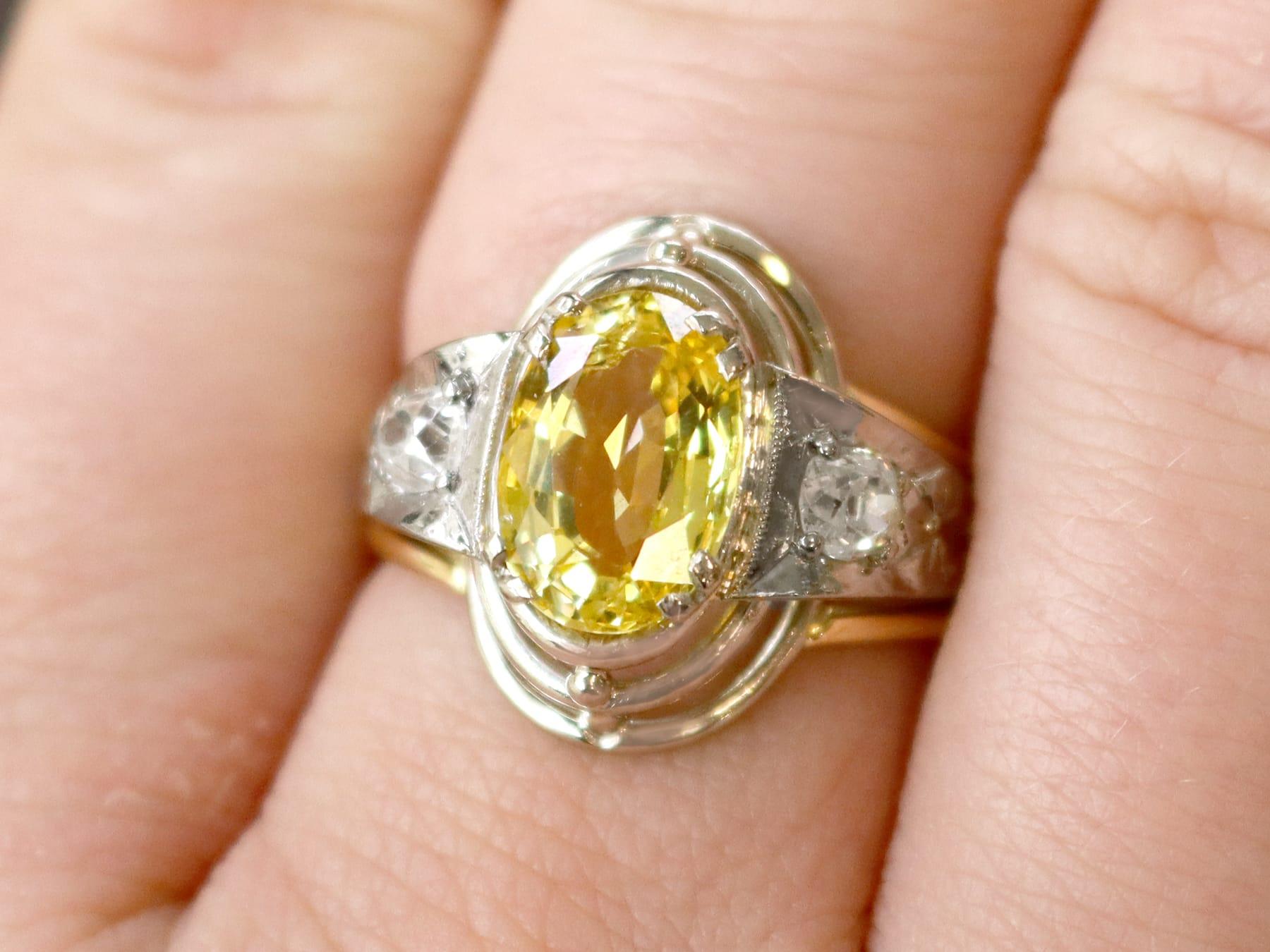 Taille ovale Bague en or jaune 18 carats avec saphir jaune de 3,16 carats et diamant de 0,40 carat, c. 1935 en vente