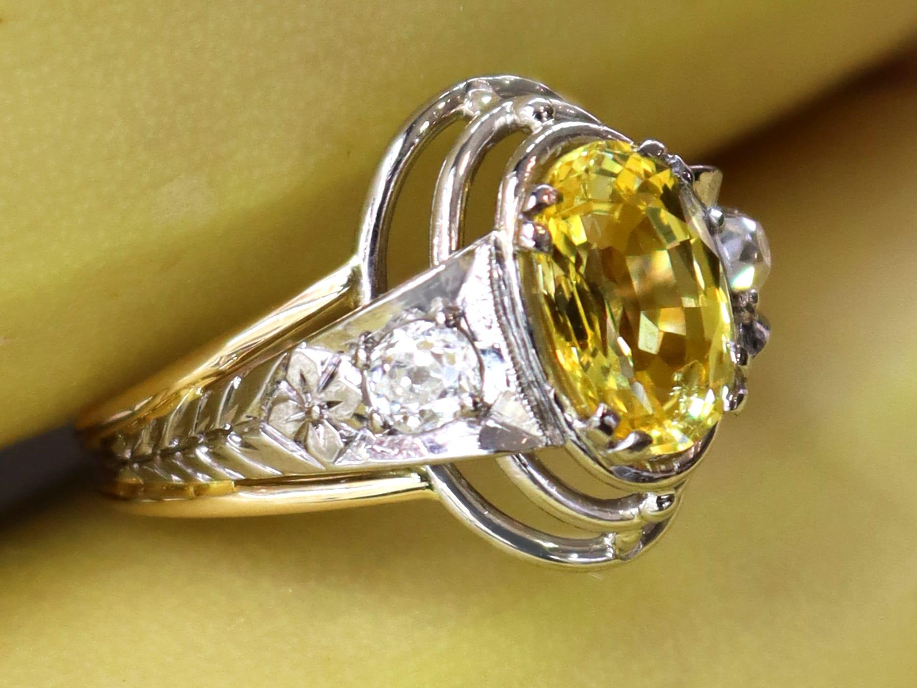 Bague en or jaune 18 carats avec saphir jaune de 3,16 carats et diamant de 0,40 carat, c. 1935 Unisexe en vente