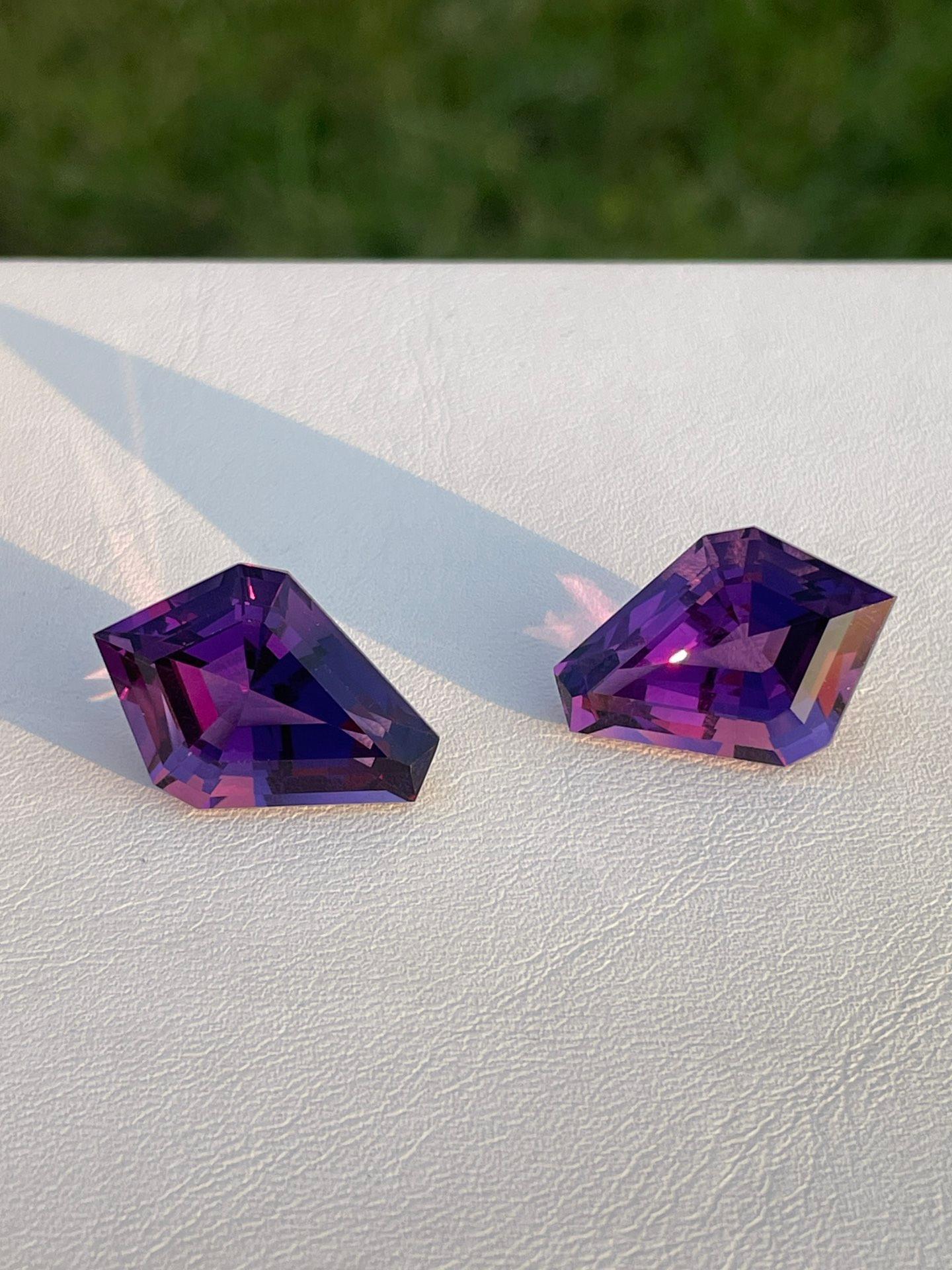31.61ct Natural pair Amethyst Beauty new cut design for luxury jewelry 

Name: natural amethyst 
weight: 31.61ct
size: 20*16mm
origin: Brazil 
color: purple 
clarity: loop clean 100%
Cut: WB GEM signature cut 

Precision cut and include design that