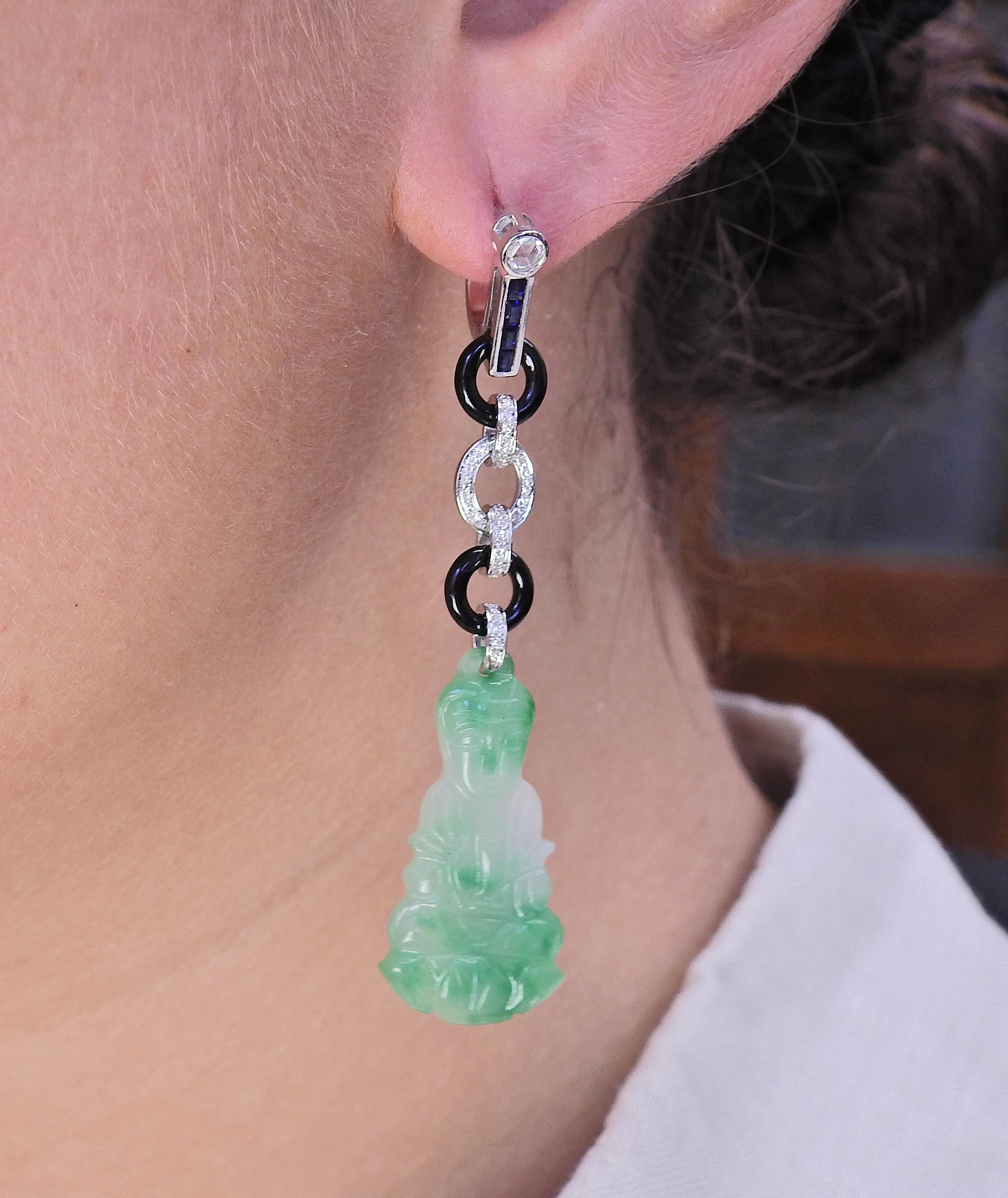 31.63ctw Jadeite Jade Onyx Saphir Diamant Boucles d'oreilles pendantes or Excellent état - En vente à New York, NY