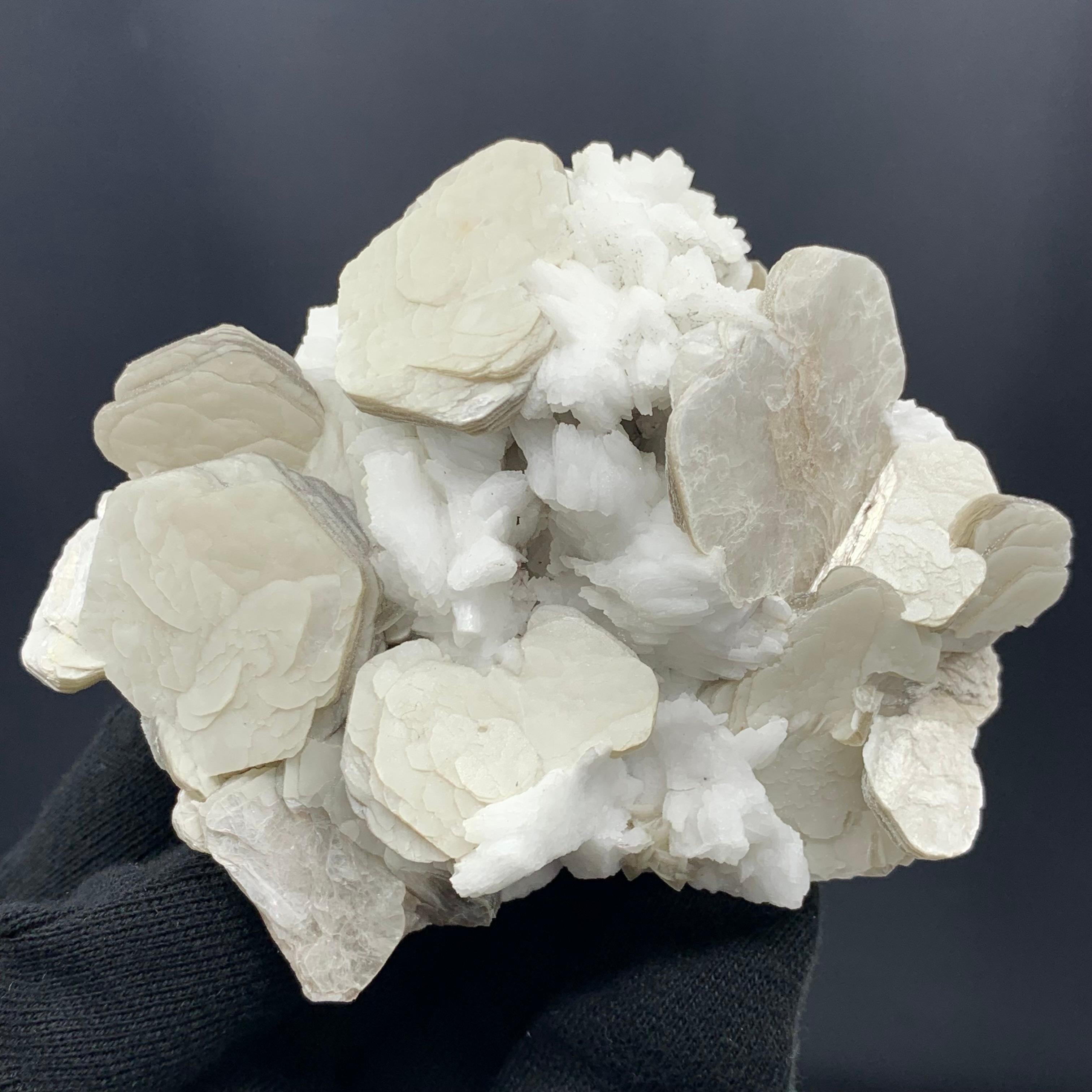 316.67 Gram Pretty Muscovite Attached With Feldspar Specimen From Pakistan In Good Condition For Sale In Peshawar, PK