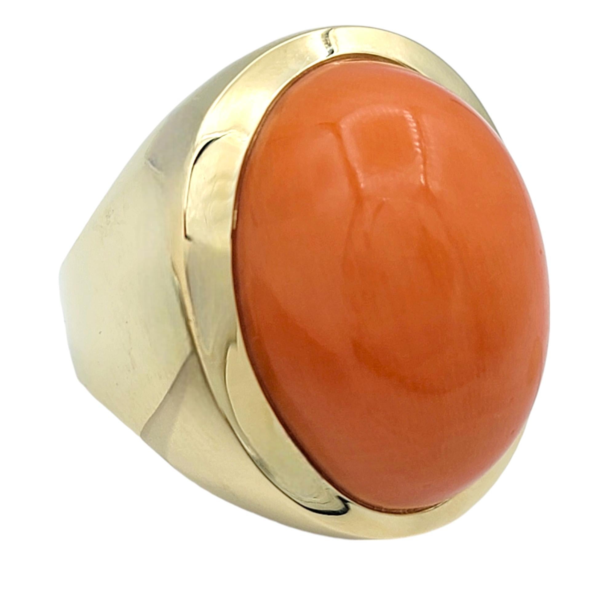 Ring Größe: 10.5

Dieser auffällige ovale Cocktailring aus roter italienischer Koralle mit Cabochon ist ein wahres Fest der lebendigen Schönheit und zeitlosen Raffinesse. Das Herzstück dieses bezaubernden Rings ist eine satte, tiefrote Koralle, die