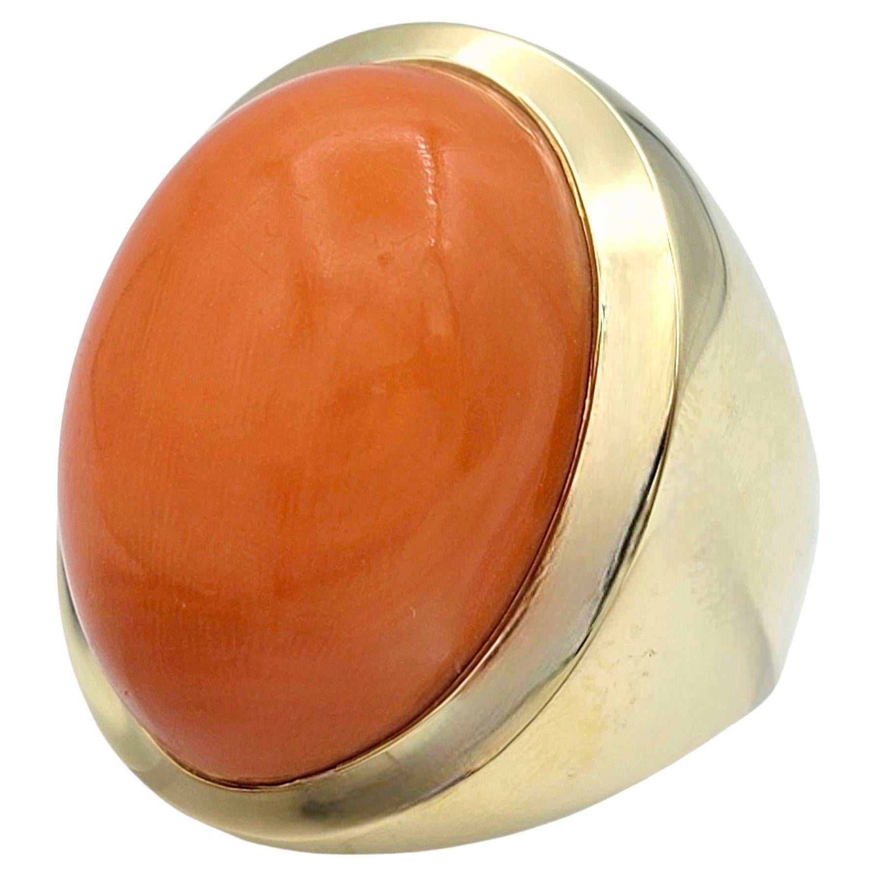 31.68 Karat Oval Cabochon Rot Italienischer Koralle Cocktail-Ring 14 Karat Gelbgold (Zeitgenössisch) im Angebot