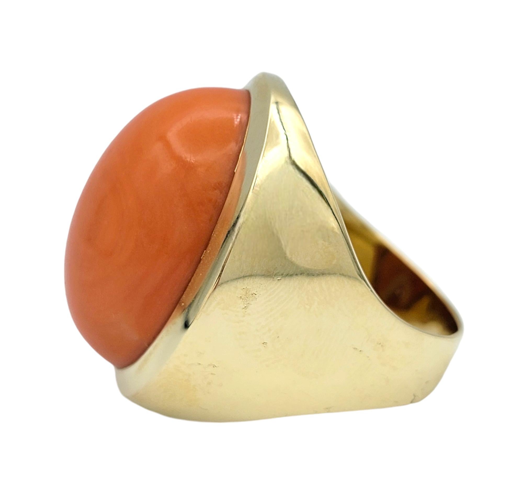 31.68 Karat Oval Cabochon Rot Italienischer Koralle Cocktail-Ring 14 Karat Gelbgold für Damen oder Herren im Angebot
