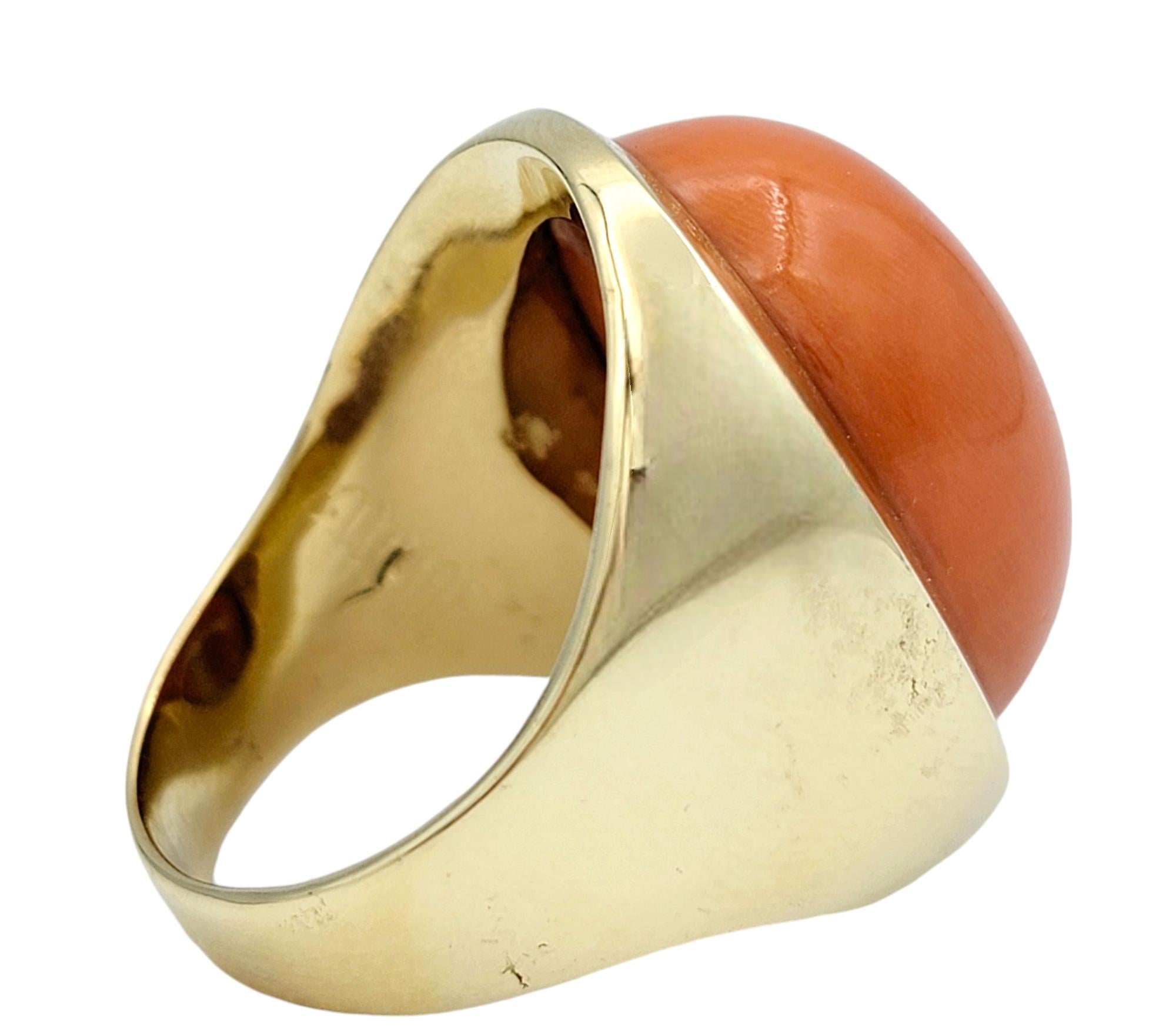 31.68 Karat Oval Cabochon Rot Italienischer Koralle Cocktail-Ring 14 Karat Gelbgold im Angebot 1