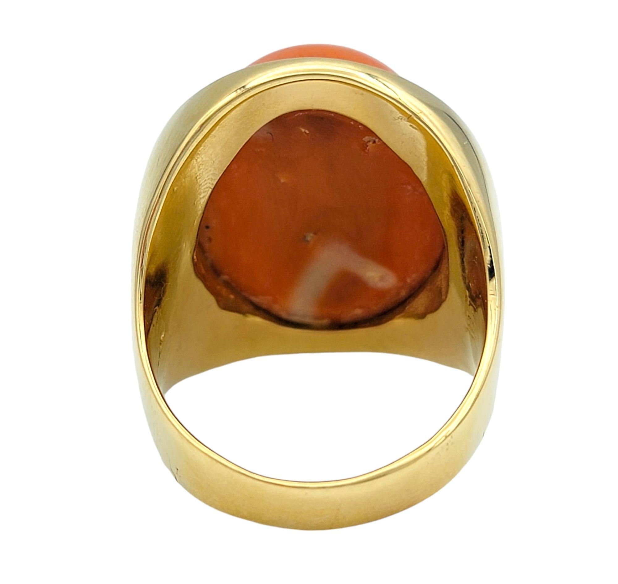 31.68 Karat Oval Cabochon Rot Italienischer Koralle Cocktail-Ring 14 Karat Gelbgold im Angebot 2