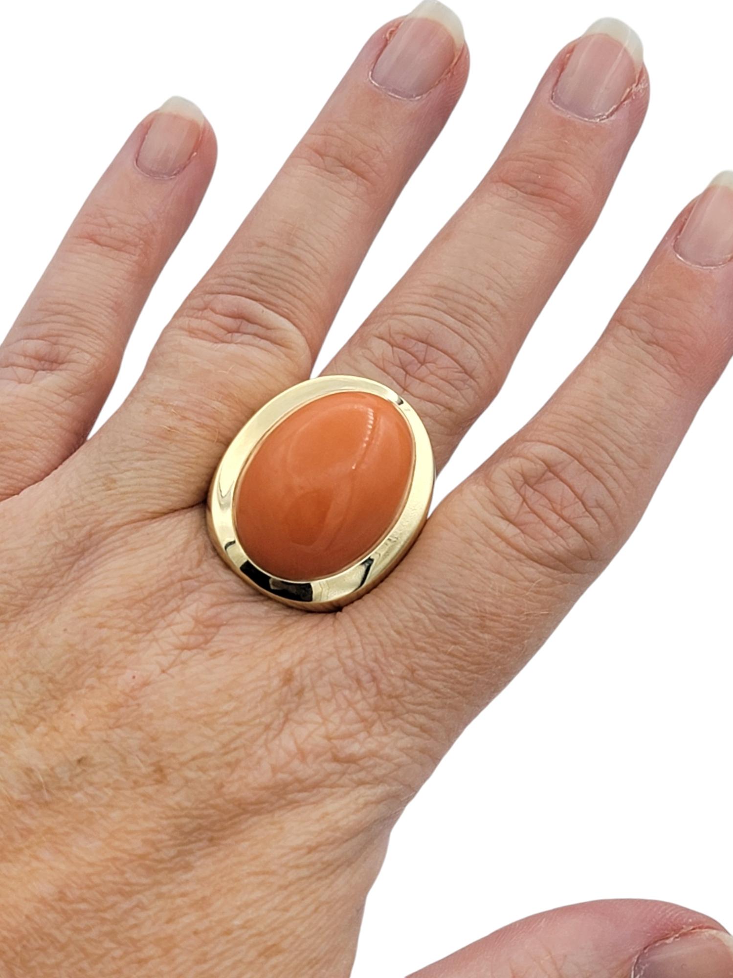 31.68 Karat Oval Cabochon Rot Italienischer Koralle Cocktail-Ring 14 Karat Gelbgold im Angebot 3