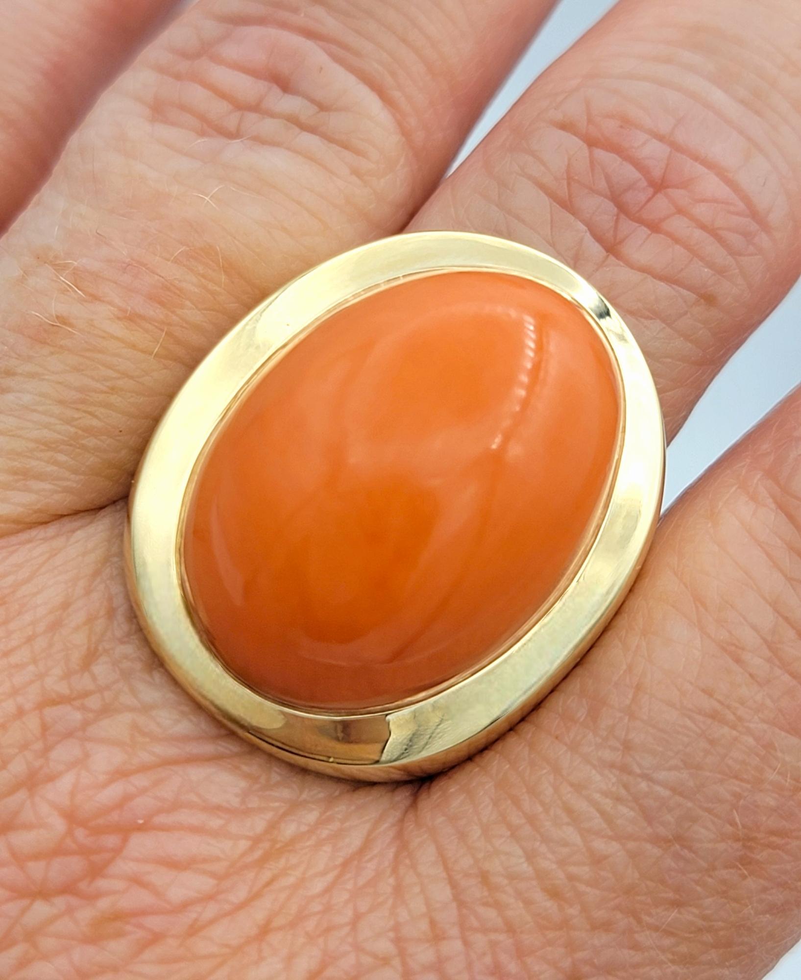 31.68 Karat Oval Cabochon Rot Italienischer Koralle Cocktail-Ring 14 Karat Gelbgold im Angebot 4