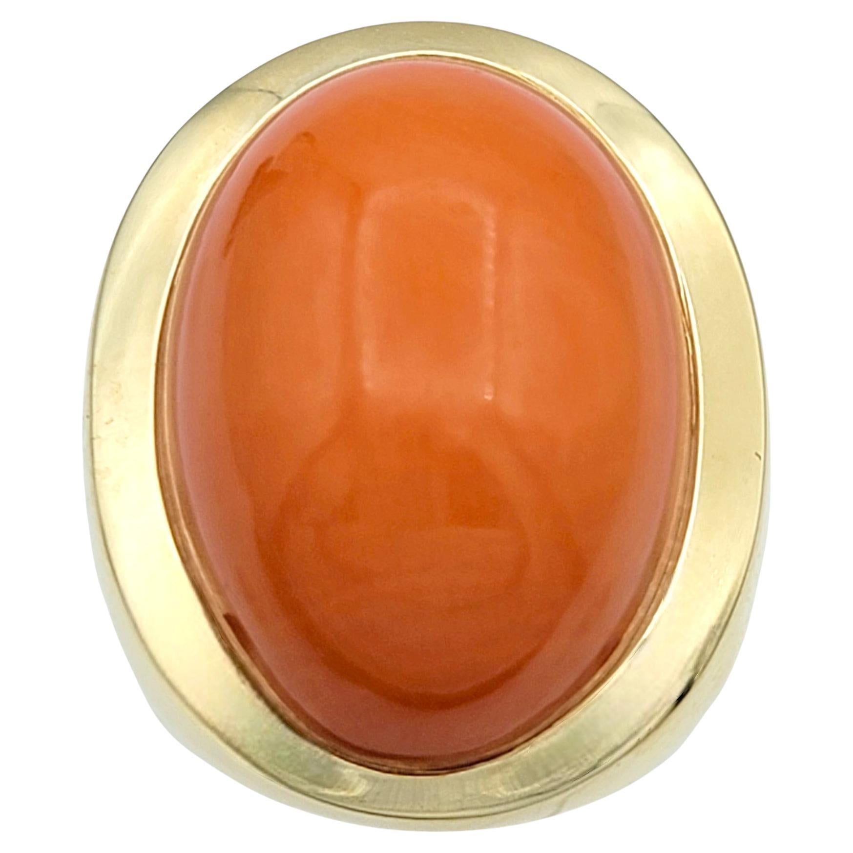 31.68 Karat Oval Cabochon Rot Italienischer Koralle Cocktail-Ring 14 Karat Gelbgold im Angebot