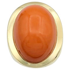 31.68 Karat Oval Cabochon Rot Italienischer Koralle Cocktail-Ring 14 Karat Gelbgold