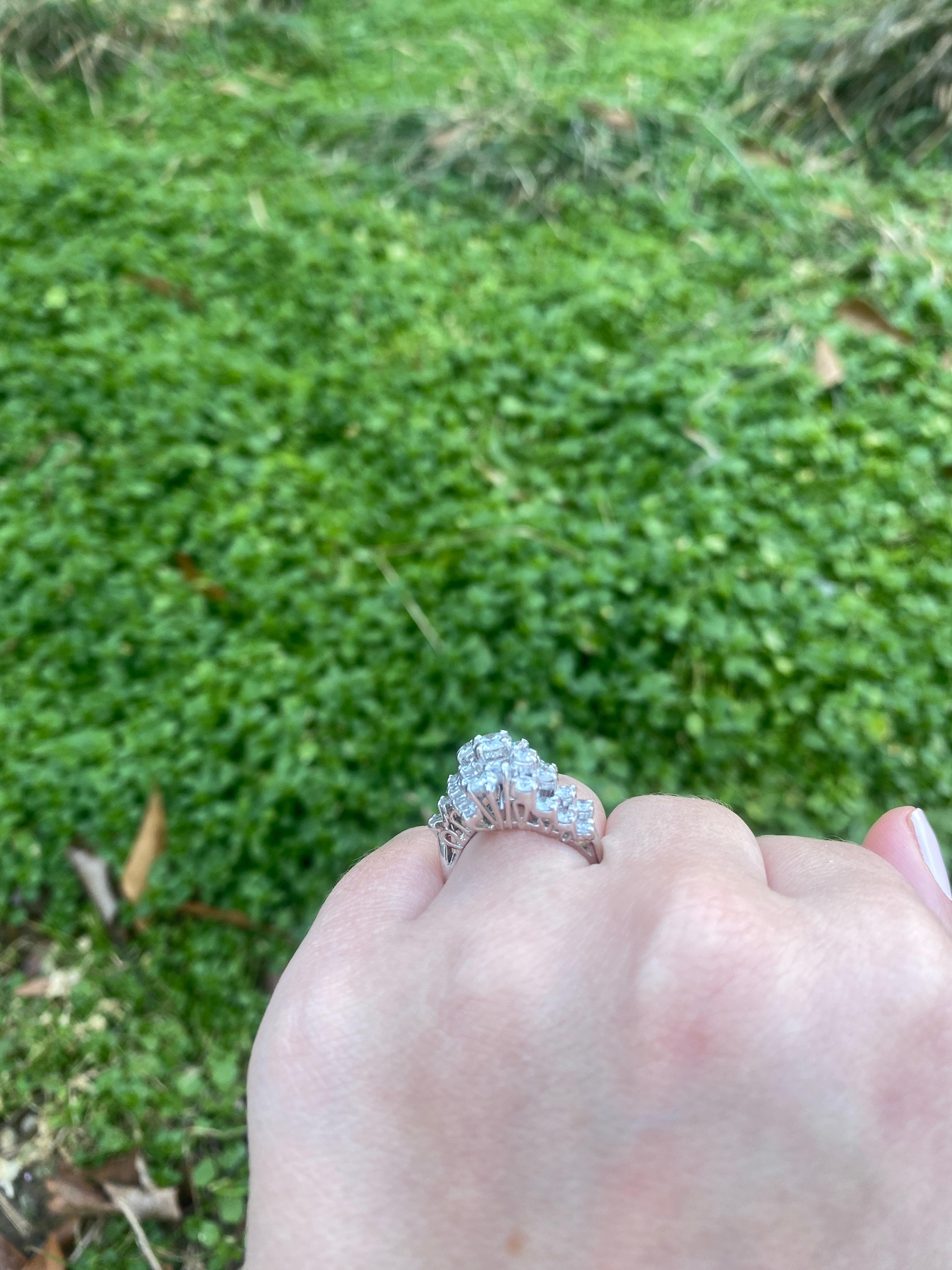 Anello con cluster di diamanti da 3,16 carati, platino 100 IRID, misura 6,5 in vendita 3