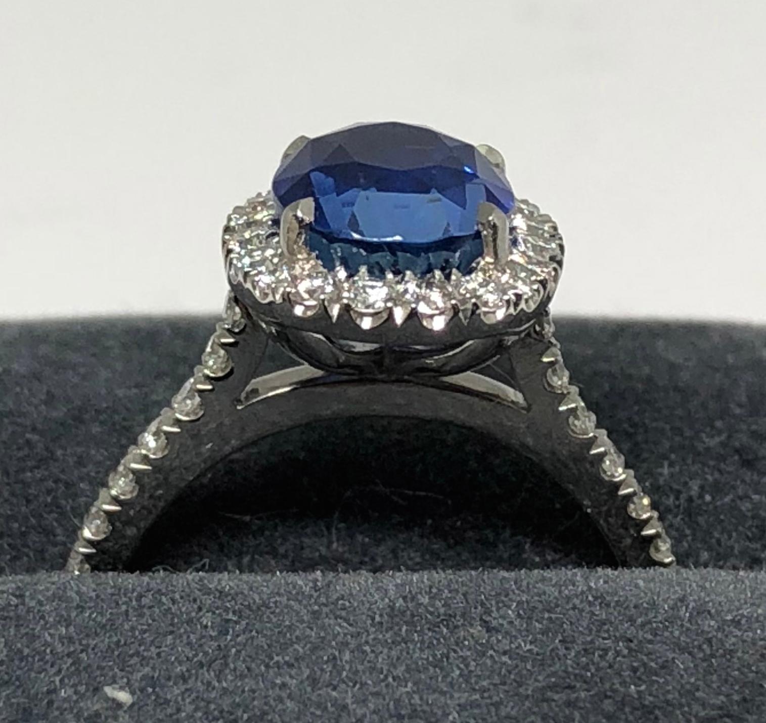 3.17 carat Blue Sapphire and  Halo Cluster Diamond ring in Platinum In New Condition In London, GB