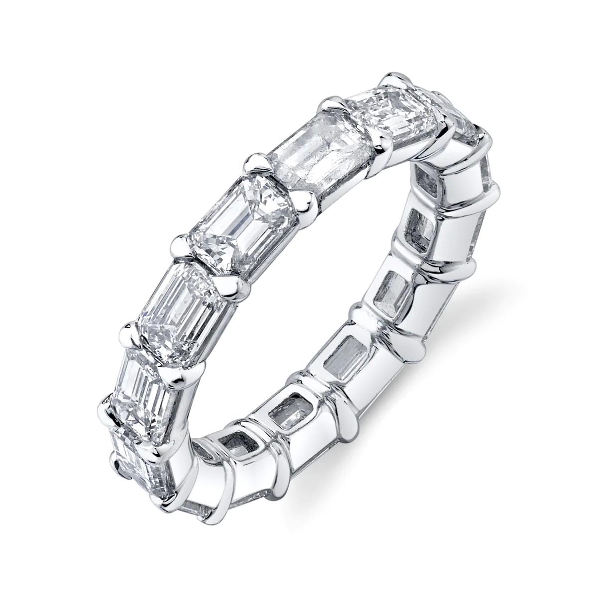 Schmücken Sie Ihre Hand mit Eleganz und Luxus mit diesem wunderschönen 3,17 Karat Smaragdschliff, horizontal gefassten Diamanten Platin Eternity Band. 

Dieser atemberaubende Ring ist mit einem Butterblumenband aus Platin