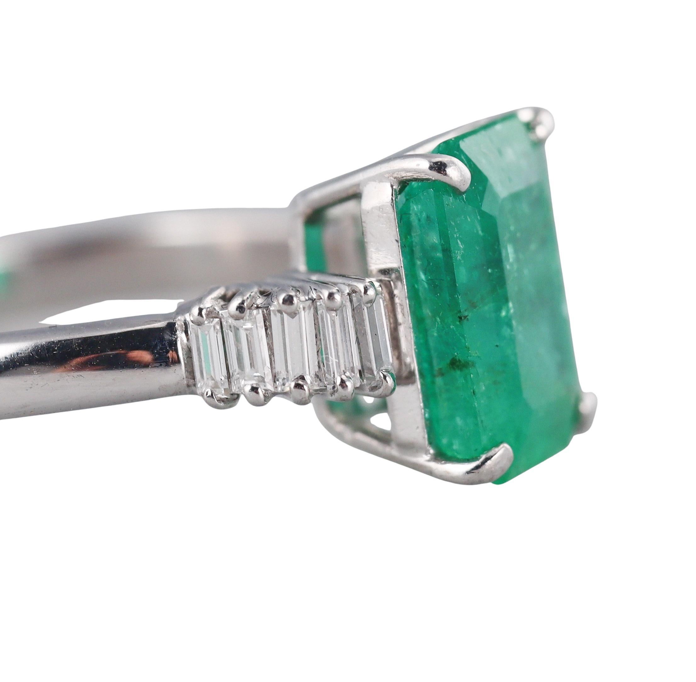 Anello in platino con diamante smeraldo da 3.17 carati In condizioni ottime in vendita a New York, NY