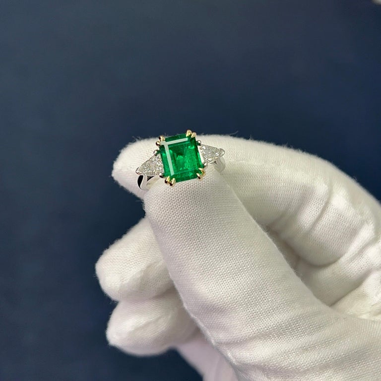 4.29 Carat gorgeous fine vivid green Emerald & 0.65ctw E/F VS Shield Shape/Cut Side stones.

Set in an expertly crafted Platinum & 18K Yellow Comfort Fit setting. 

Ring Size 6.5 