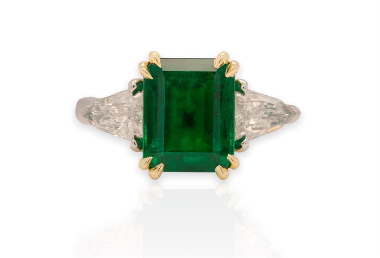 Women's or Men's 3.17 Carat Fine Emerald Vivid Green & Shield Side Stones Platinum & 18K  For Sale