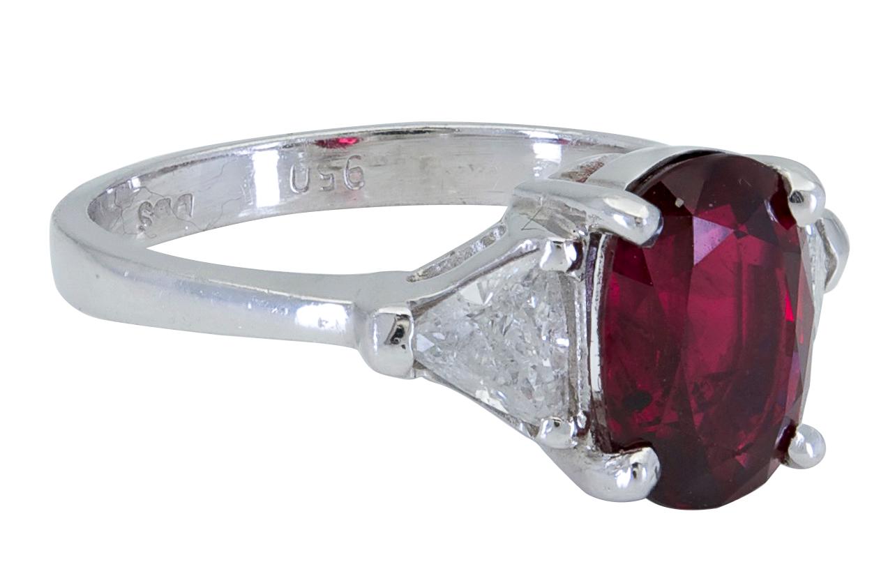 Contemporain Bague de fiançailles à trois pierres en diamants et rubis de taille ovale de 3,17 carats en vente