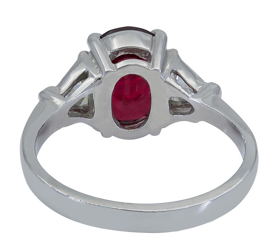 Taille ovale Bague de fiançailles à trois pierres en diamants et rubis de taille ovale de 3,17 carats en vente