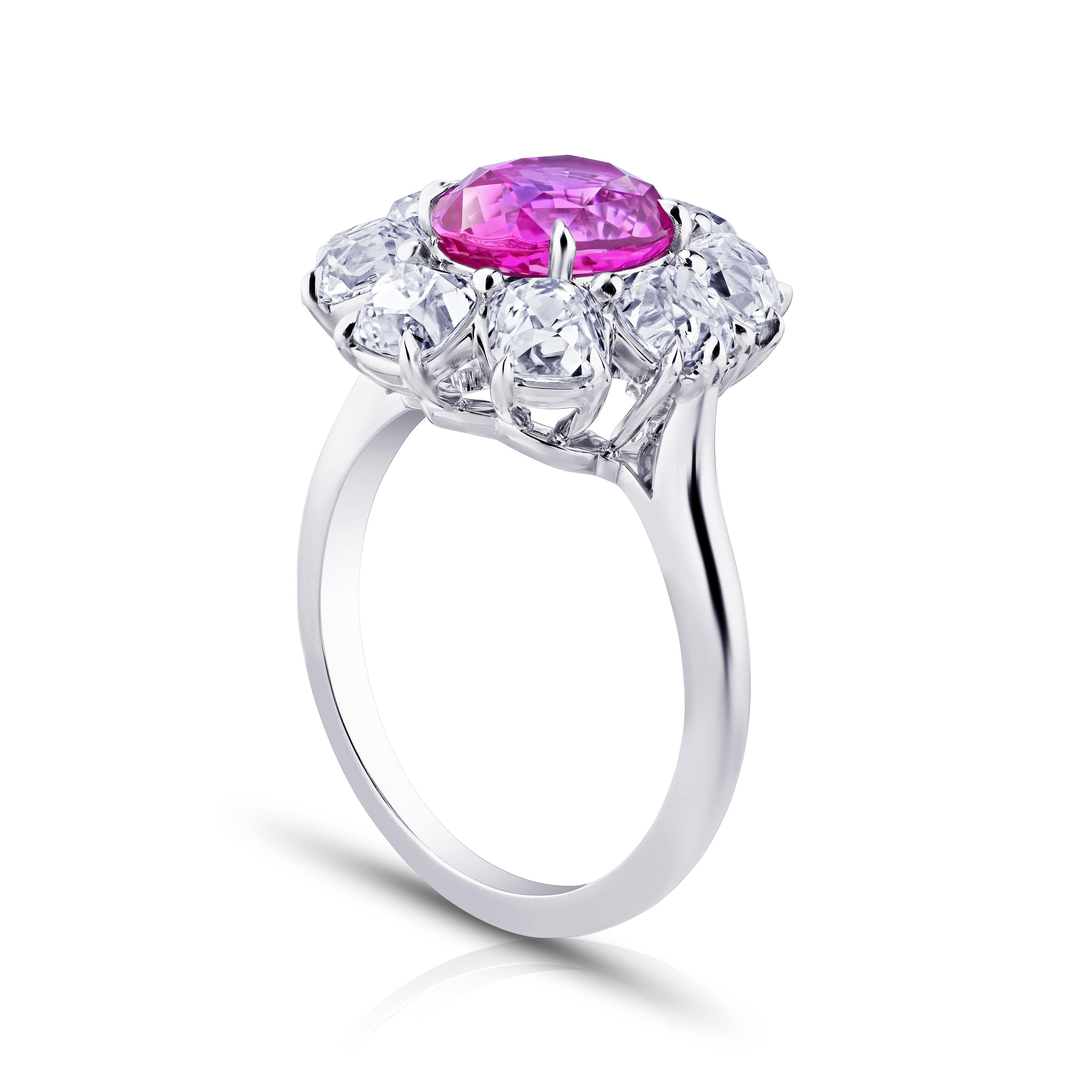 3,17 Karat ovaler, natürlicher, nicht erhitzter rosa Saphir mit acht kissenförmigen Diamanten von 3,30 Karat (D-E VVS), gefasst in einem handgefertigten Platinring