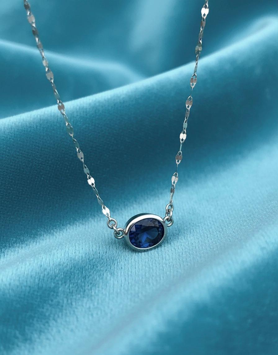 Taille ovale Collier pendentif solitaire en saphir bleu de forme ovale de 3,17 carats et diamants en vente