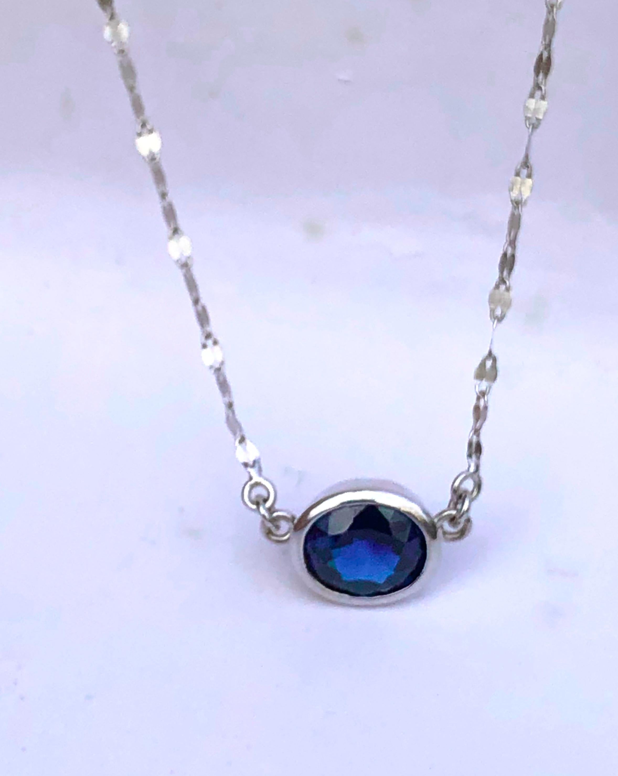 Solitär-Anhänger-Halskette, 3,17 Karat blauer Saphir in ovaler Form und Diamant im Angebot 1