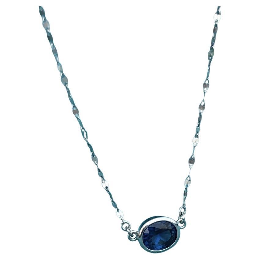 Collier pendentif solitaire en saphir bleu de forme ovale de 3,17 carats et diamants en vente