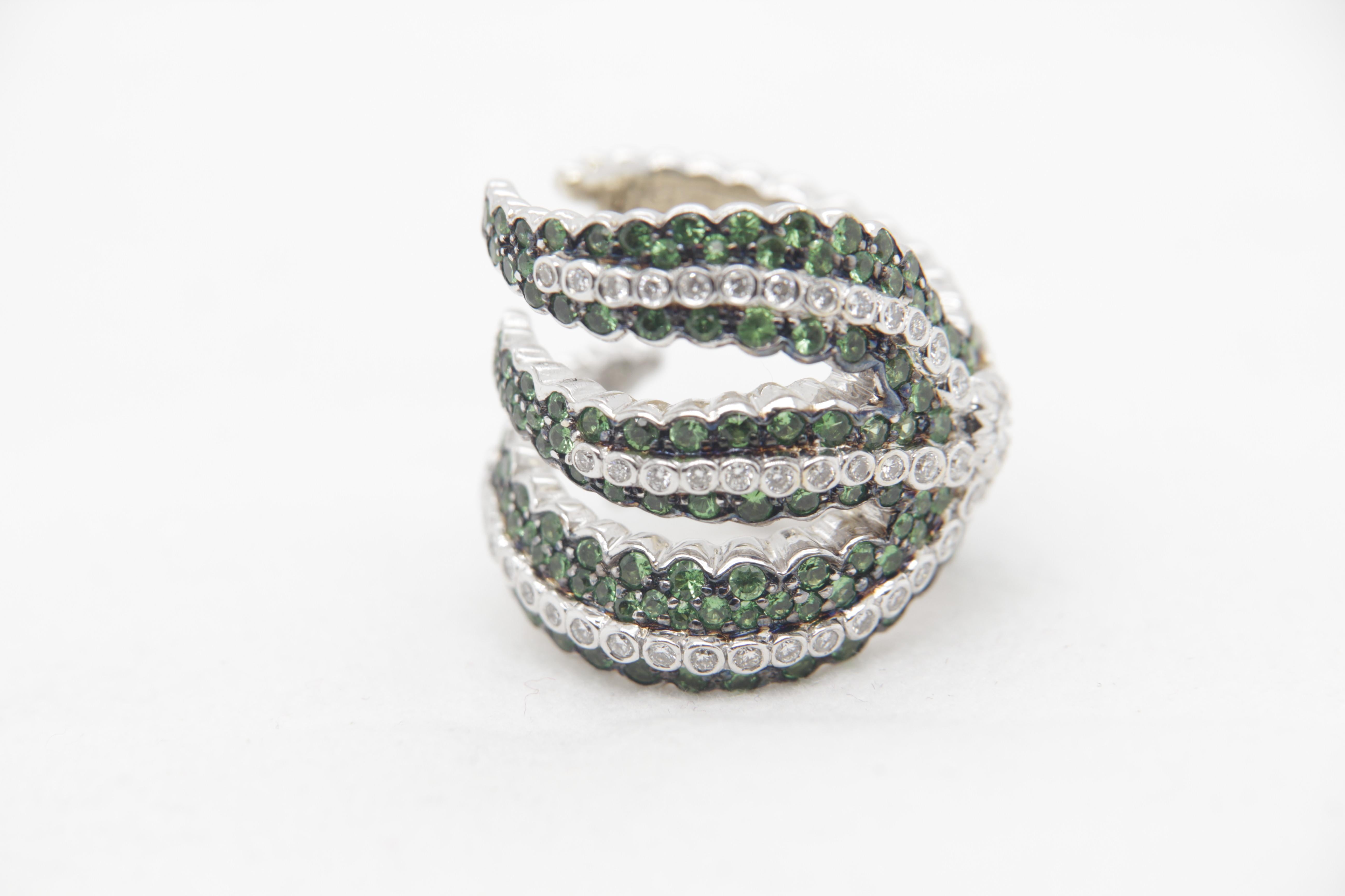 3.17 Carat Tsavorite and 1.51 Carat Diamond Ring in 18 Karat Gold In New Condition For Sale In Bangkok, TH