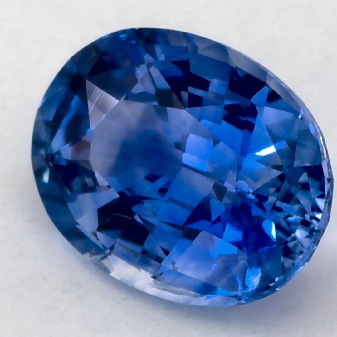Este zafiro azul natural ofrece elegancia y sofisticación. Con su rica saturación de color y su corte preciso, es la pieza central perfecta para un anillo de compromiso o un diseño de joyería de lujo.

Este zafiro procede de Sri Lanka (Ceilán),