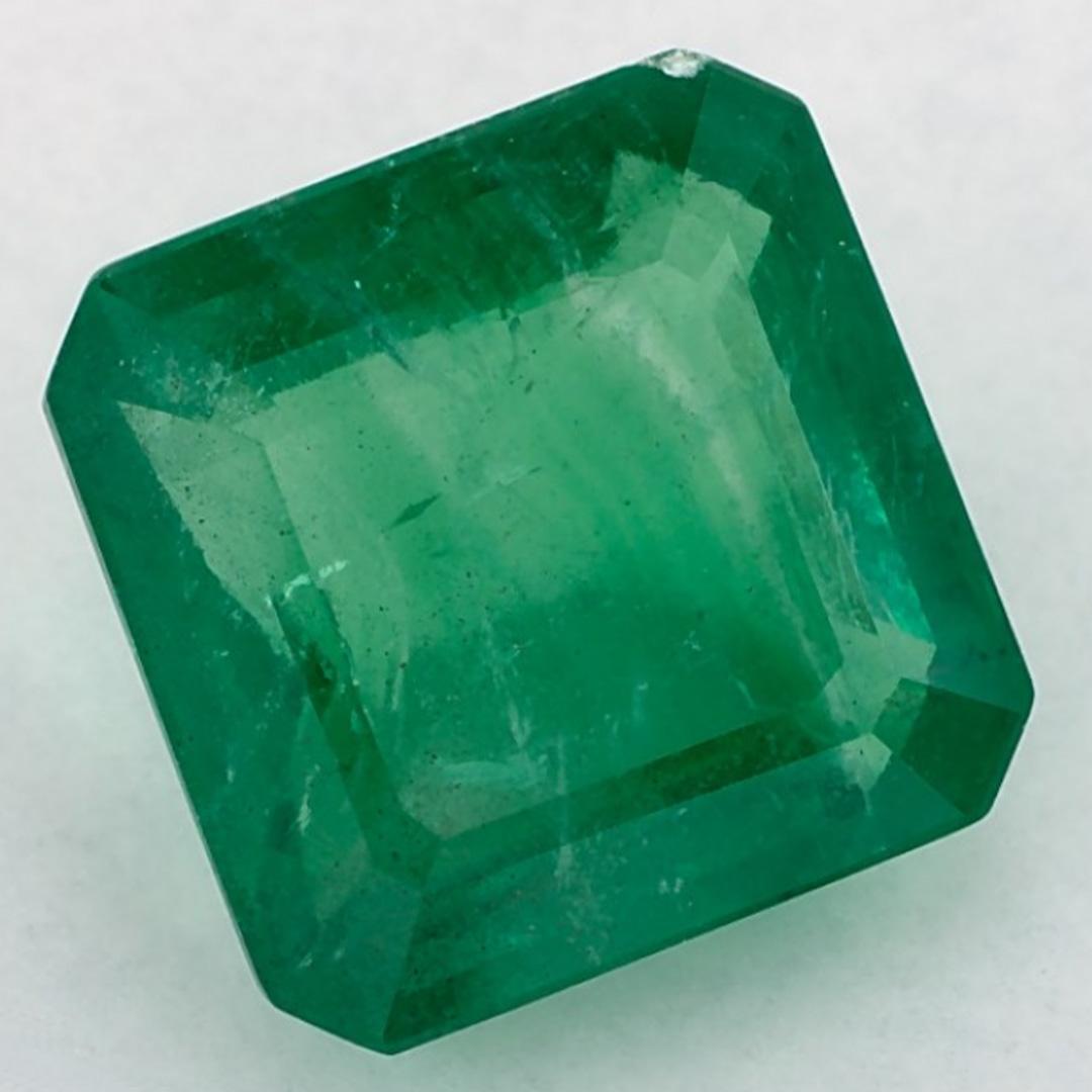 Con una vibrante tonalità di colore verde, la pietra natale di maggio è un simbolo della rinnovata crescita primaverile. 

Esplora la vivace collezione di smeraldi, rubini e zaffiri nel nostro negozio, disponibili come gemme sciolte e abbinabili