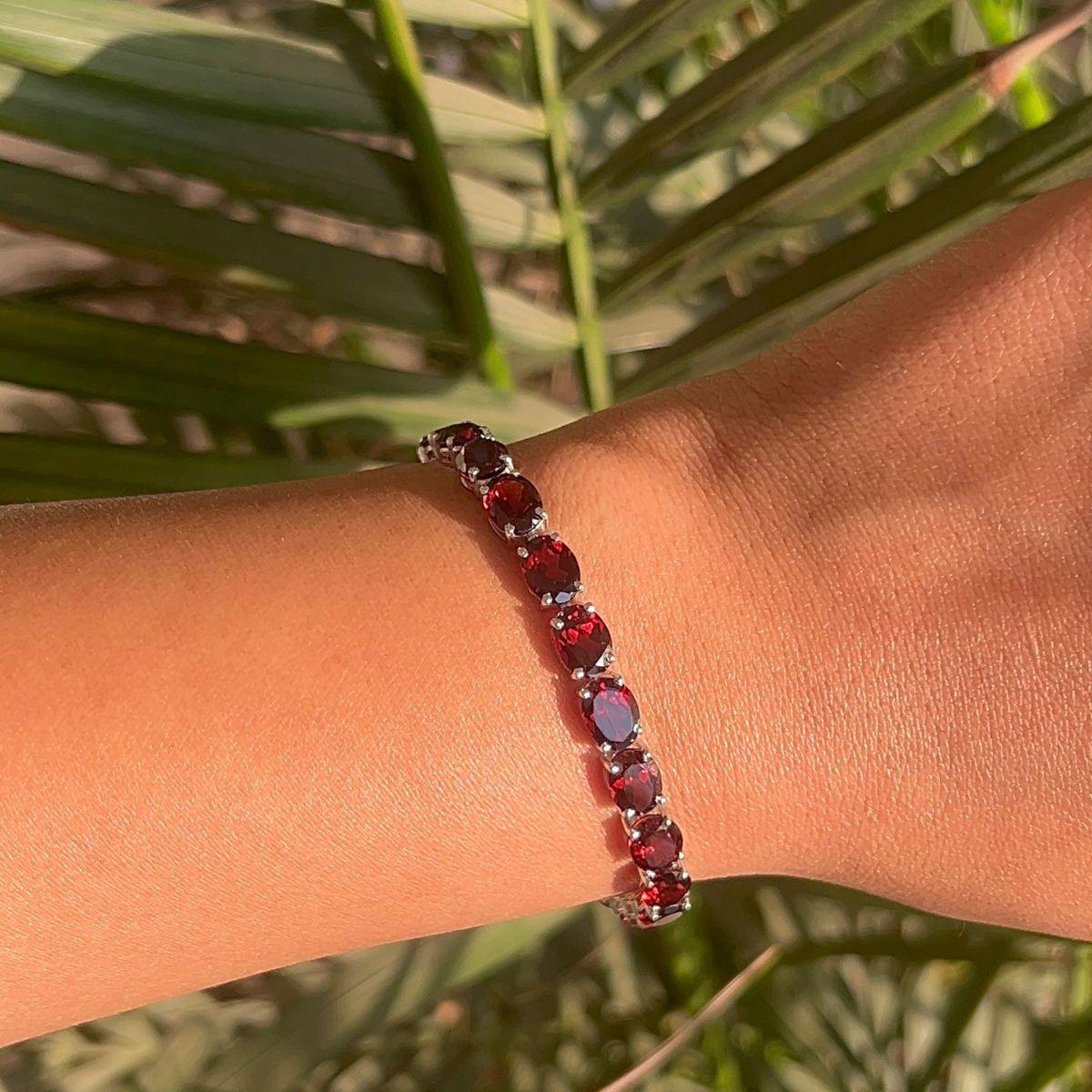 Das stapelbare 31,77-Karat-Granat-Tennisarmband mit Ovalschliff aus Sterlingsilber präsentiert einen unendlich funkelnden natürlichen Granat von 31,77 Karat. Es misst 7.5 Zoll in der Länge. 
Granat fördert die Konzentration und baut Stress ab.